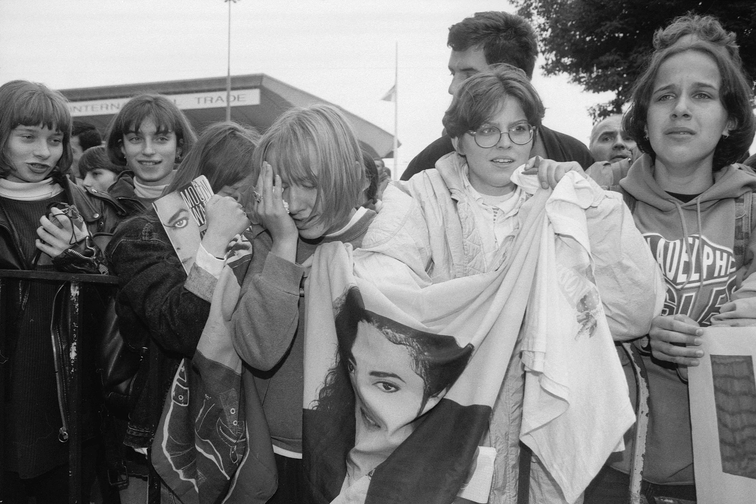 Fanki oczekujące na Michaela Jacksona. Warszawa, wrzesień 1996