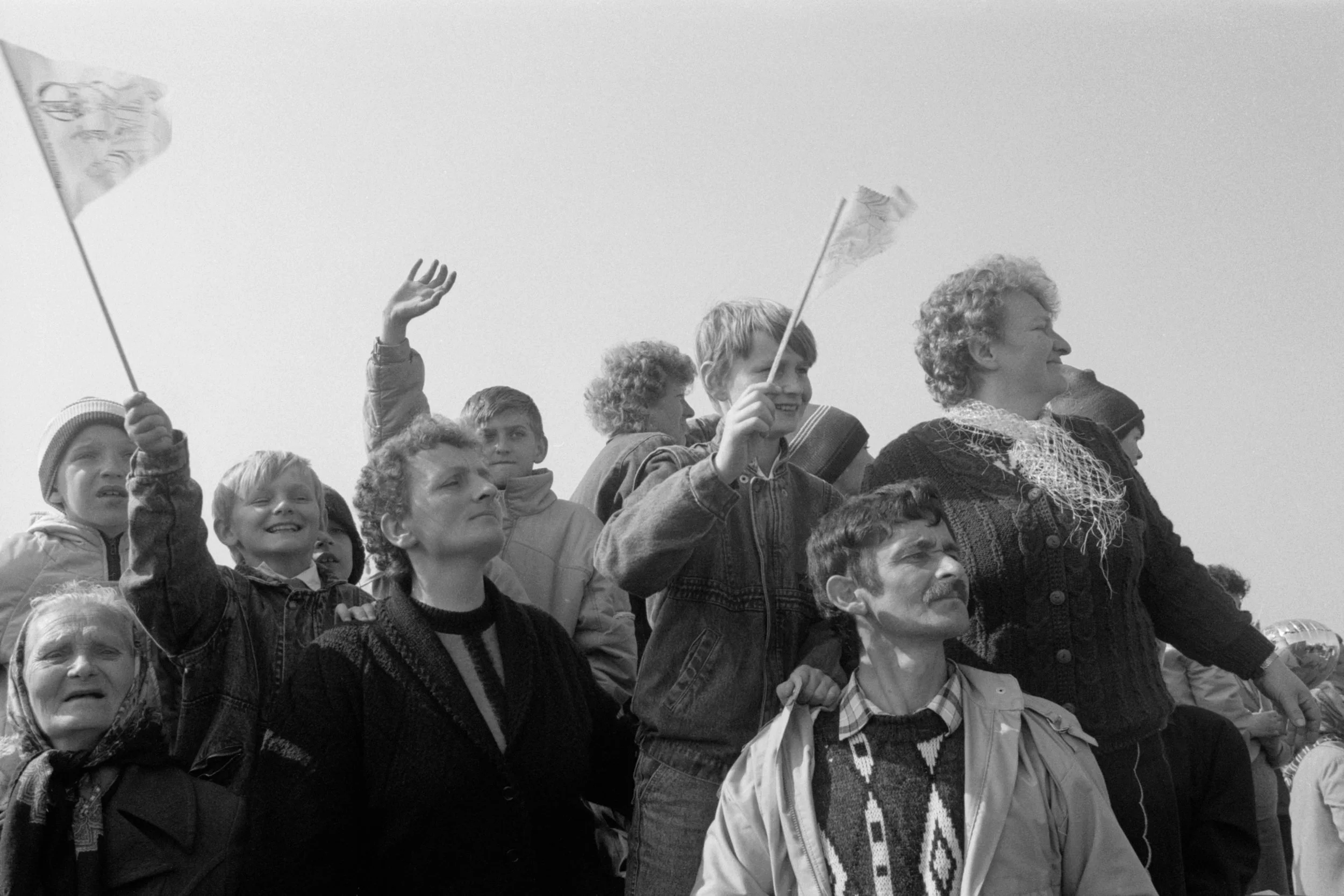 Wierni czekają na Jana Pawła II.
Lubaczów, czerwiec 1991