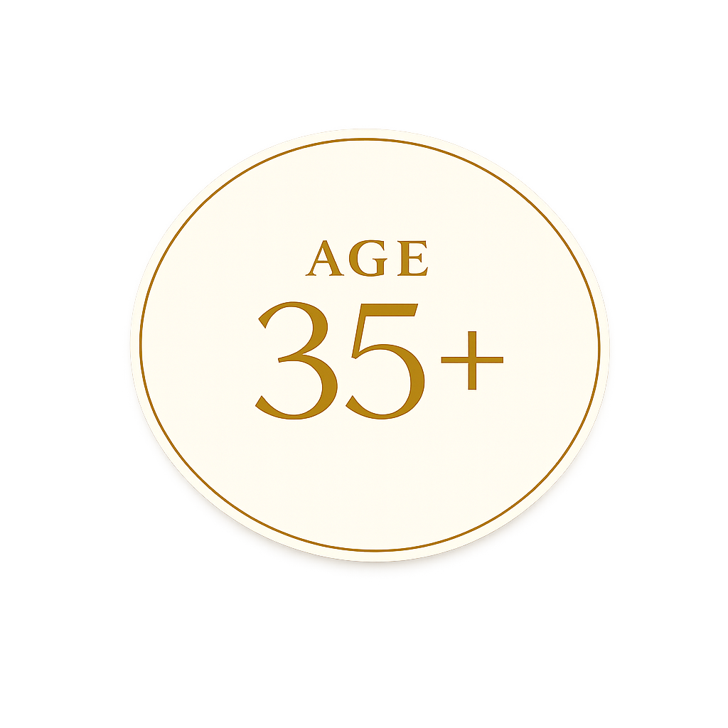 Ein runder Aufkleber mit goldener Umrandung, zeigt die Altersangabe "35+" und ist mit "AGE" beschriftet.