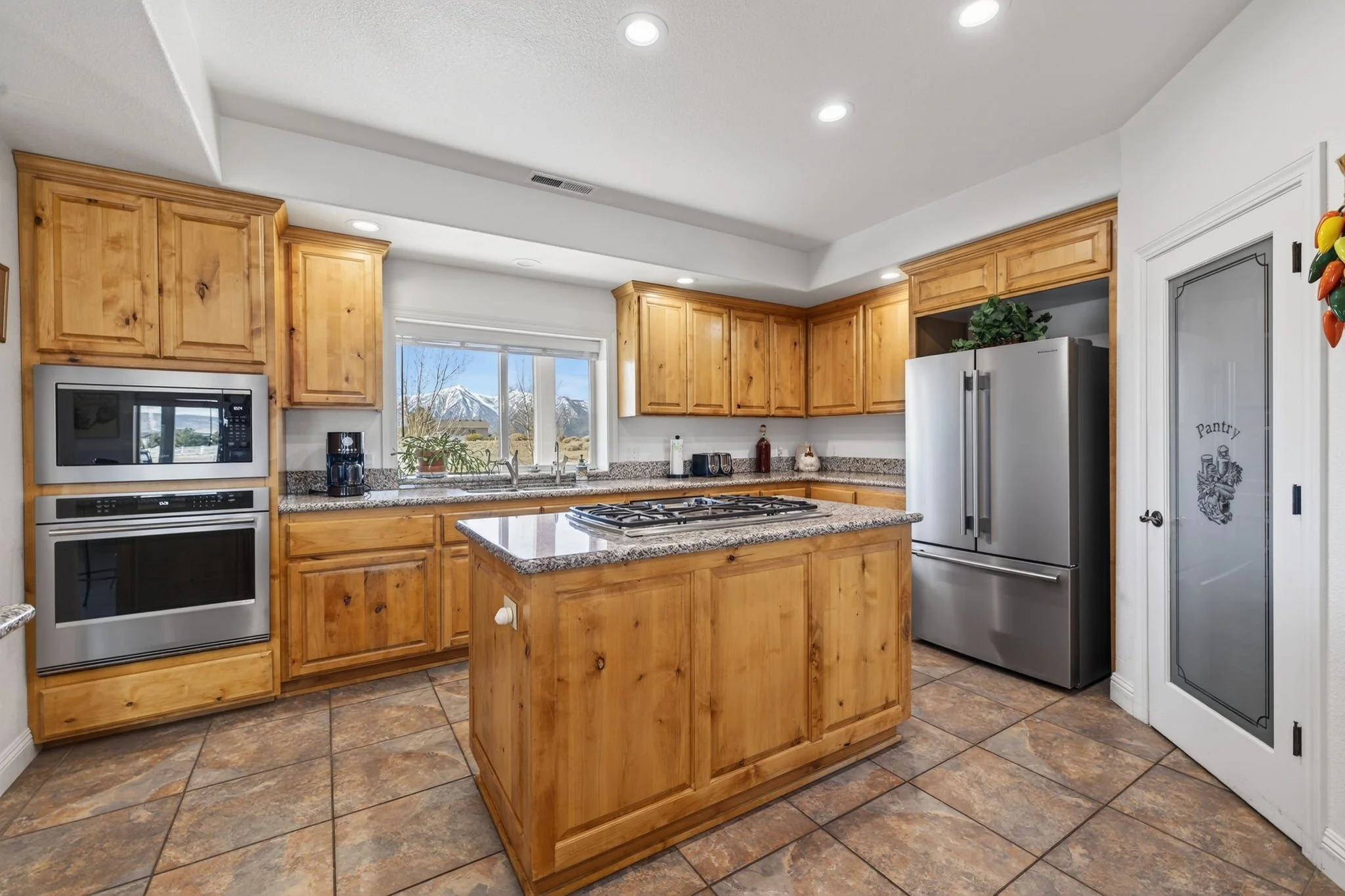 16-web-or-mls-1720 N Benton-16.jpg