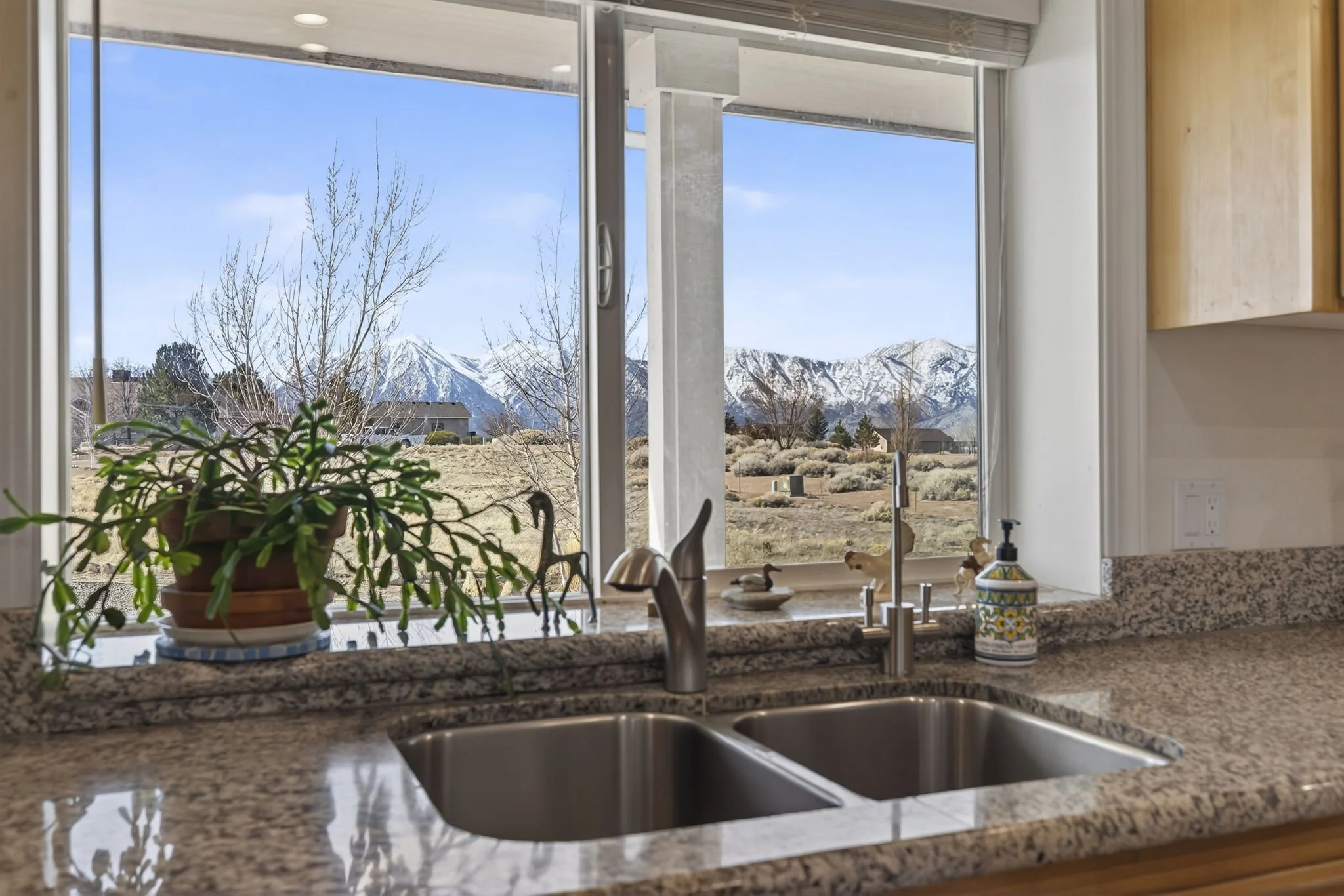 17-web-or-mls-1720 N Benton-17.jpg