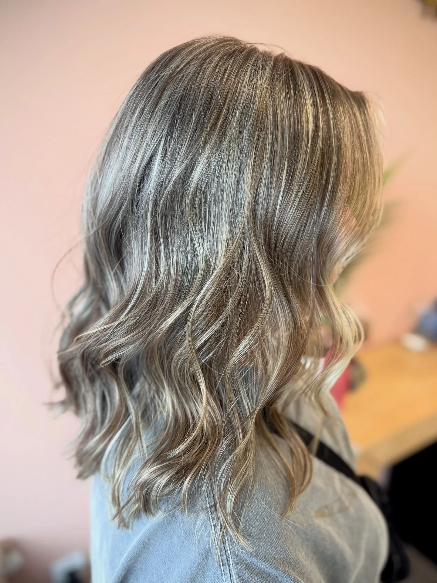 Time for new color and chop ✂️
Huge transformation for this beautiful new mama 🙌🏼 obsessed with the brightness these highlights gave her and the life brought back with a major cut &amp; shaping 😍

Have you booked your next transformation with me? 