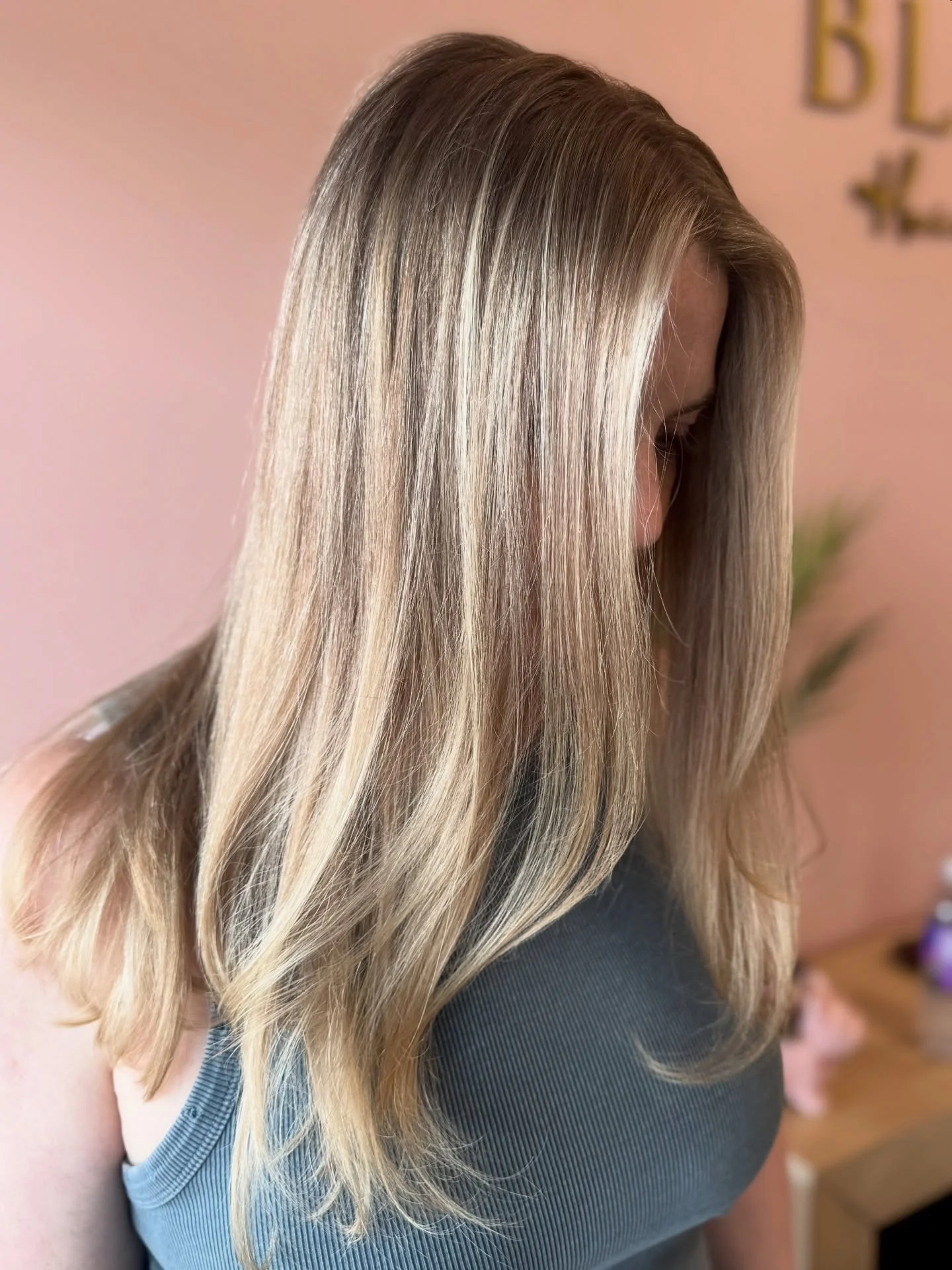 Creating dimension back into this beautiful blonde 🙌🏼

Face frame, root melt and lowlights were chefs kiss 🤌🏼