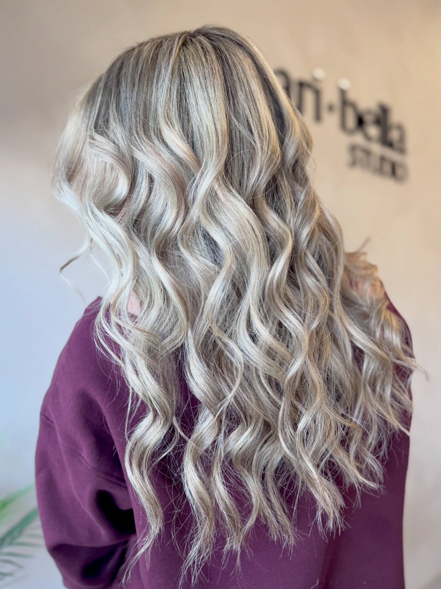 Brightened this beautiful blonde with a heavy full foil &amp; a healthy trim that gave an extra punch to her shine 🙌🏼 keeping her hair&rsquo;s integrity with the use of @k18hair 

Book your next transformation with me https://aribellastudio.com