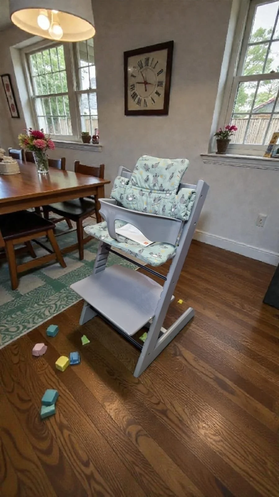 Holz-Kinderhochstuhl für den Esstisch – Gebrauchte Kindermöbel und Babyausstattung nachhaltig shoppen bei der Schatzinsel.