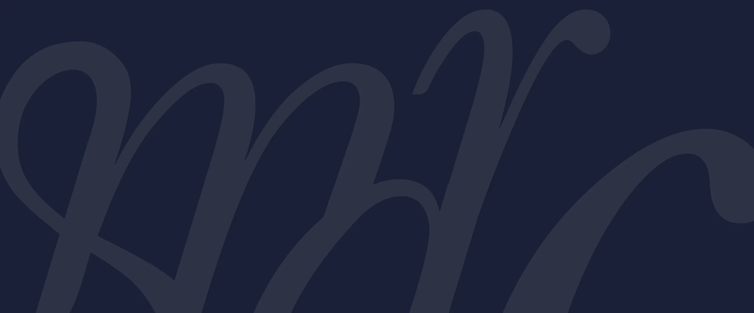 Image sombre avec une grande écriture cursive stylisée en arrière-plan.