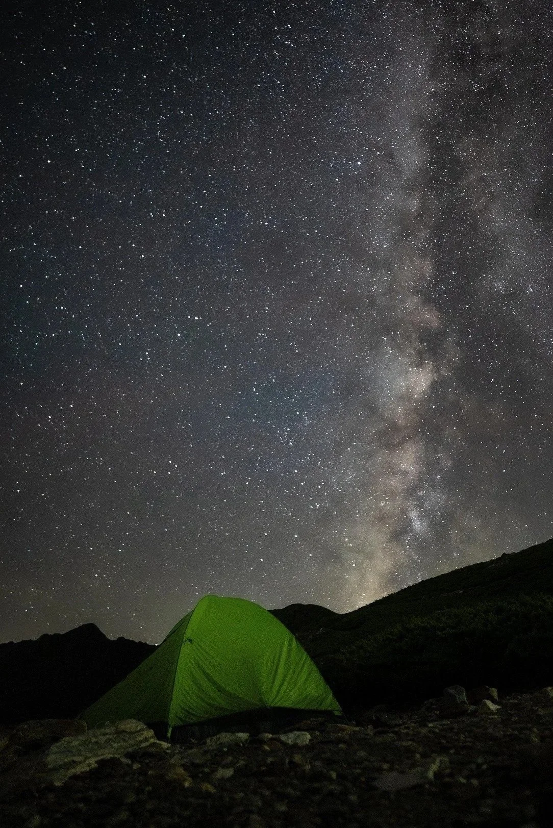Dormez à la belle étoile en bord de falaise pour profiter d'un ciel unique sans pollution lumineuse
