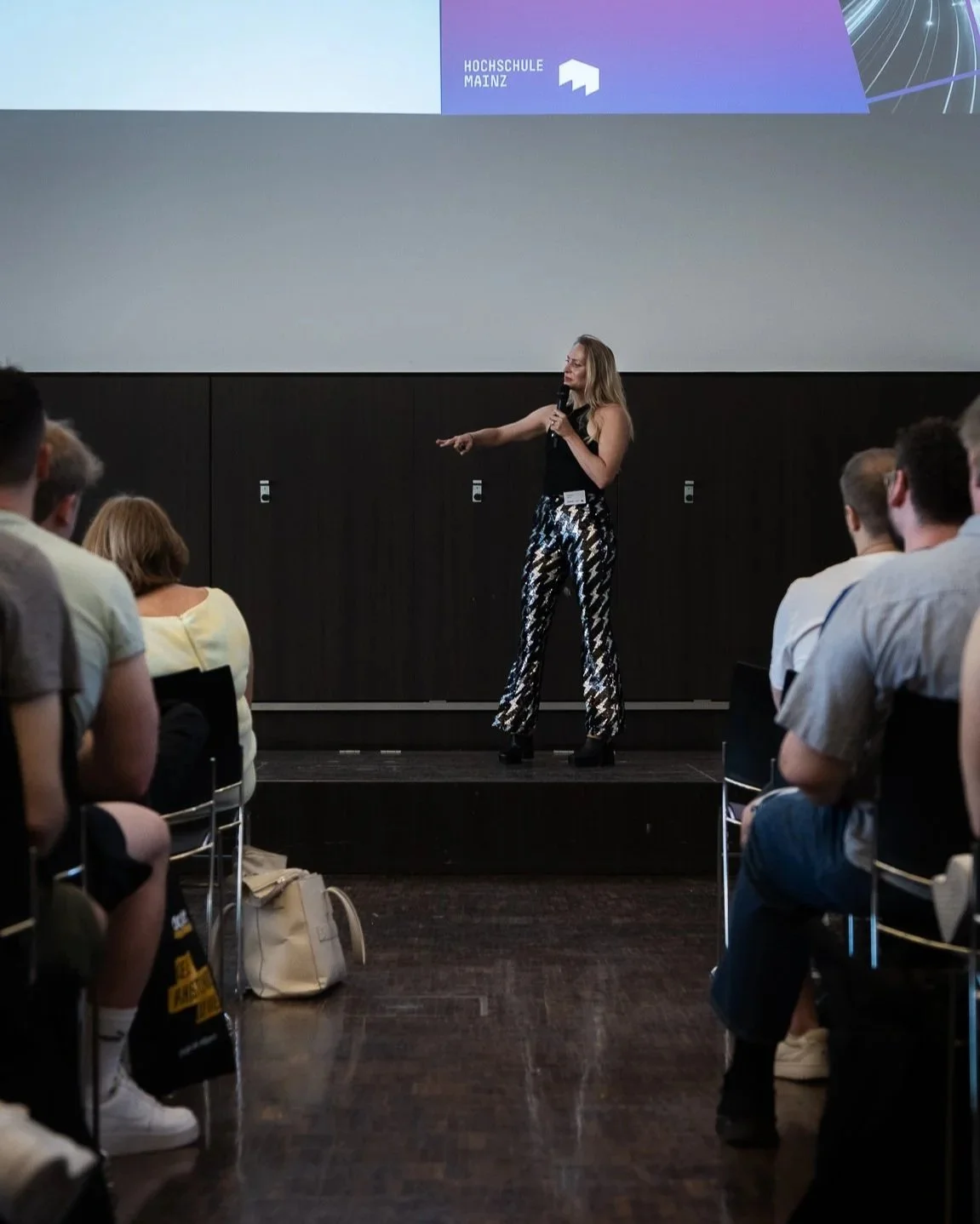 Keynote Speakerin Katharina Aguilar live in Mainz auf dem IT-Summit - spricht zum Thema KI.