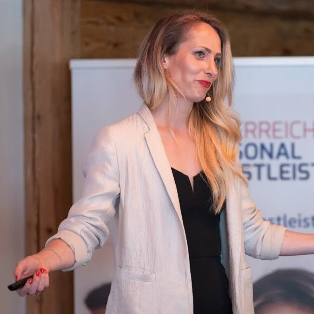 Ich, wie ich bei meiner Kick-Ass Keynote f&uuml;r &Ouml;sterreichs Personaldienstleister was Freches sage 😅

Hier ging es um die Frage &bdquo;what comes Next?&ldquo; und wo &uuml;berhaupt in Zukunft noch mit Jobwachstum gerechnet werden kann. 

Klei