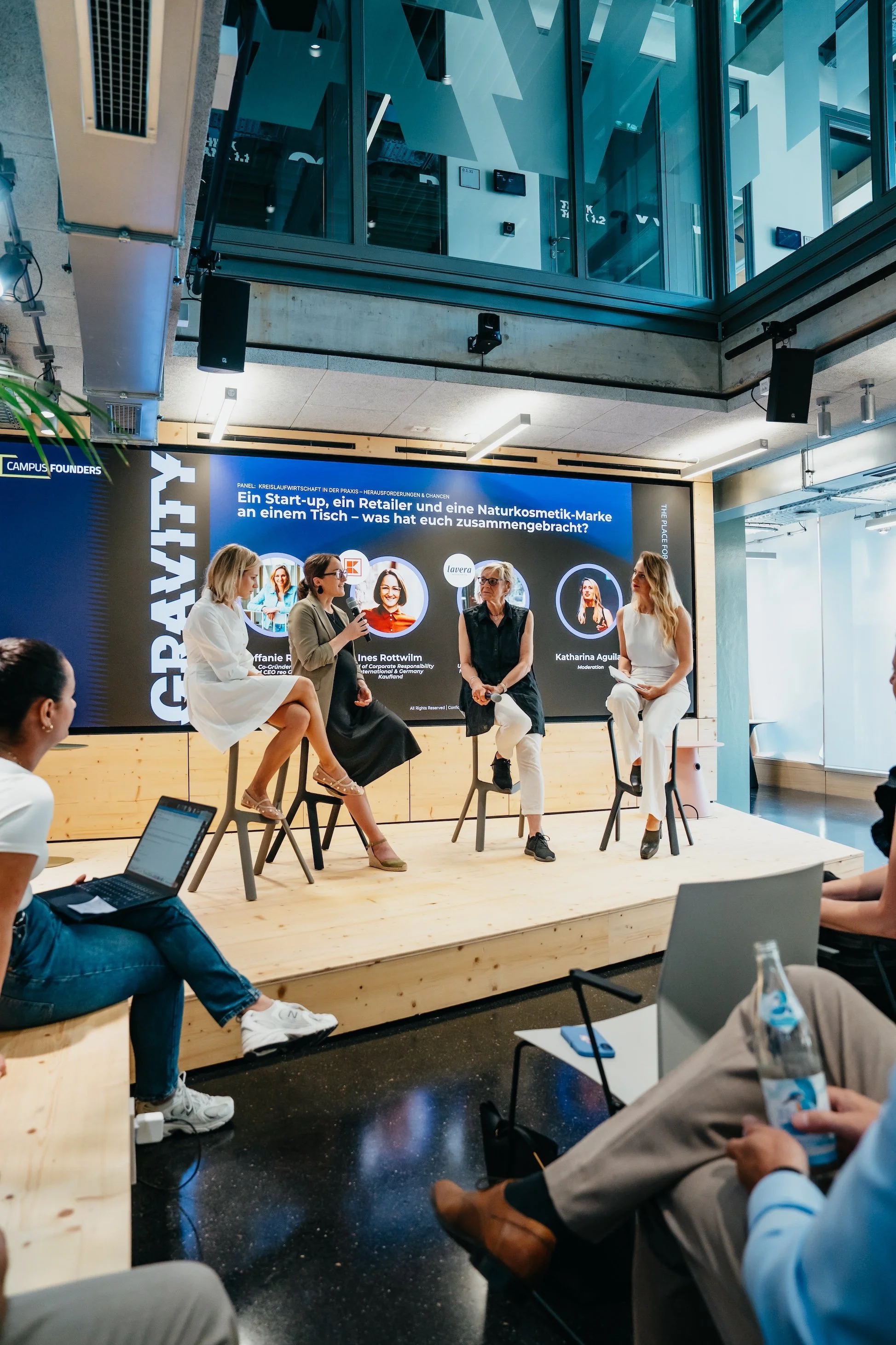 Moderatorin Katharina Aguilar moderiert ein Panel für die Retail-Branche in Heilbronn