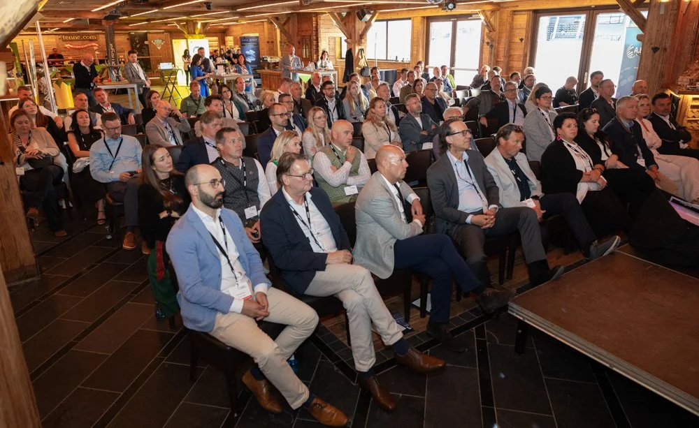 Entscheider lauschen der Keynote von Katharina Aguilar
