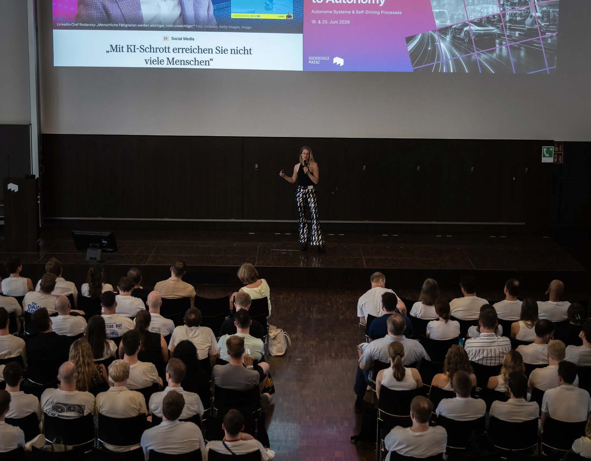 KI-Keynote in der IT-Branche: Hunderte Talente und ein Deutschlandspiel