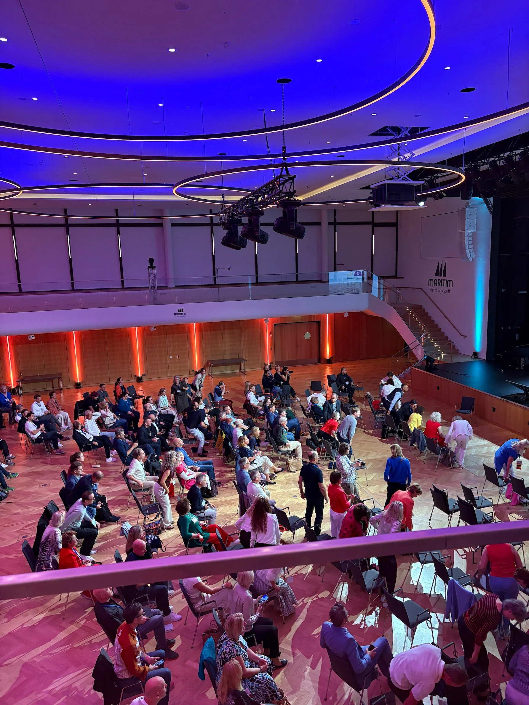 Blick von der Galerie in den Saal des Maritim Hotel Ingolstadt mit Publikum der GSA Convention 2026 unter blau beleuchteter Decke
