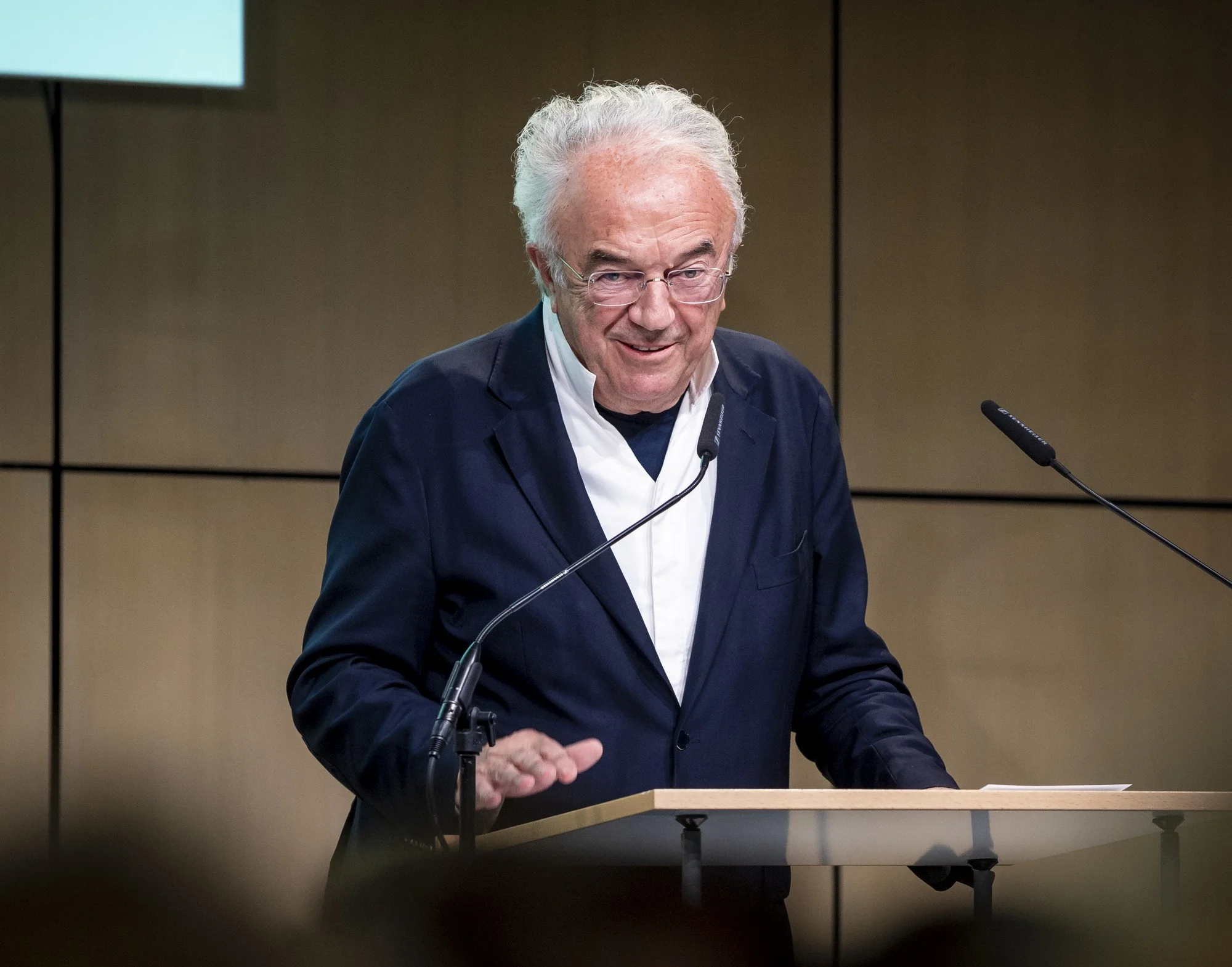 Prof. Dr. Werner Sobek spricht am Rednerpult die Festrede zur Verantwortung im Bauen