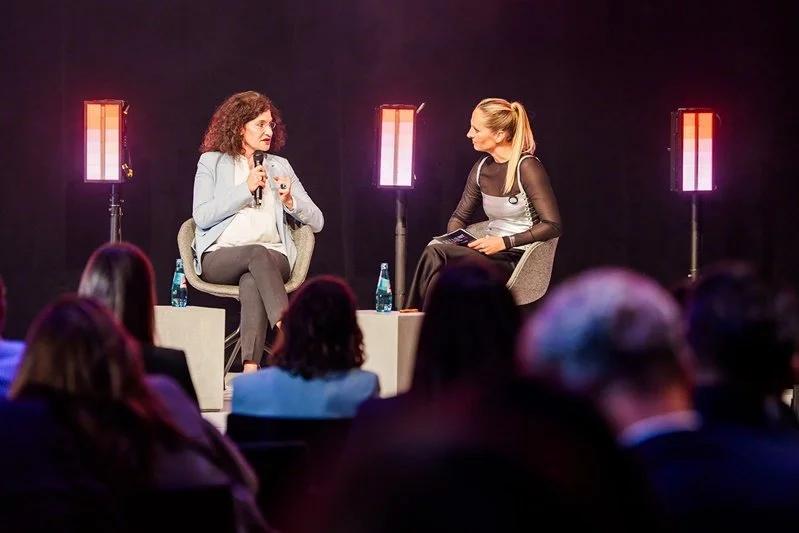 Fireside Chat auf der RetailNXT 2026: Katharina Aguilar im Gespräch mit Weleda-CEO Tina Müller vor Publikum
