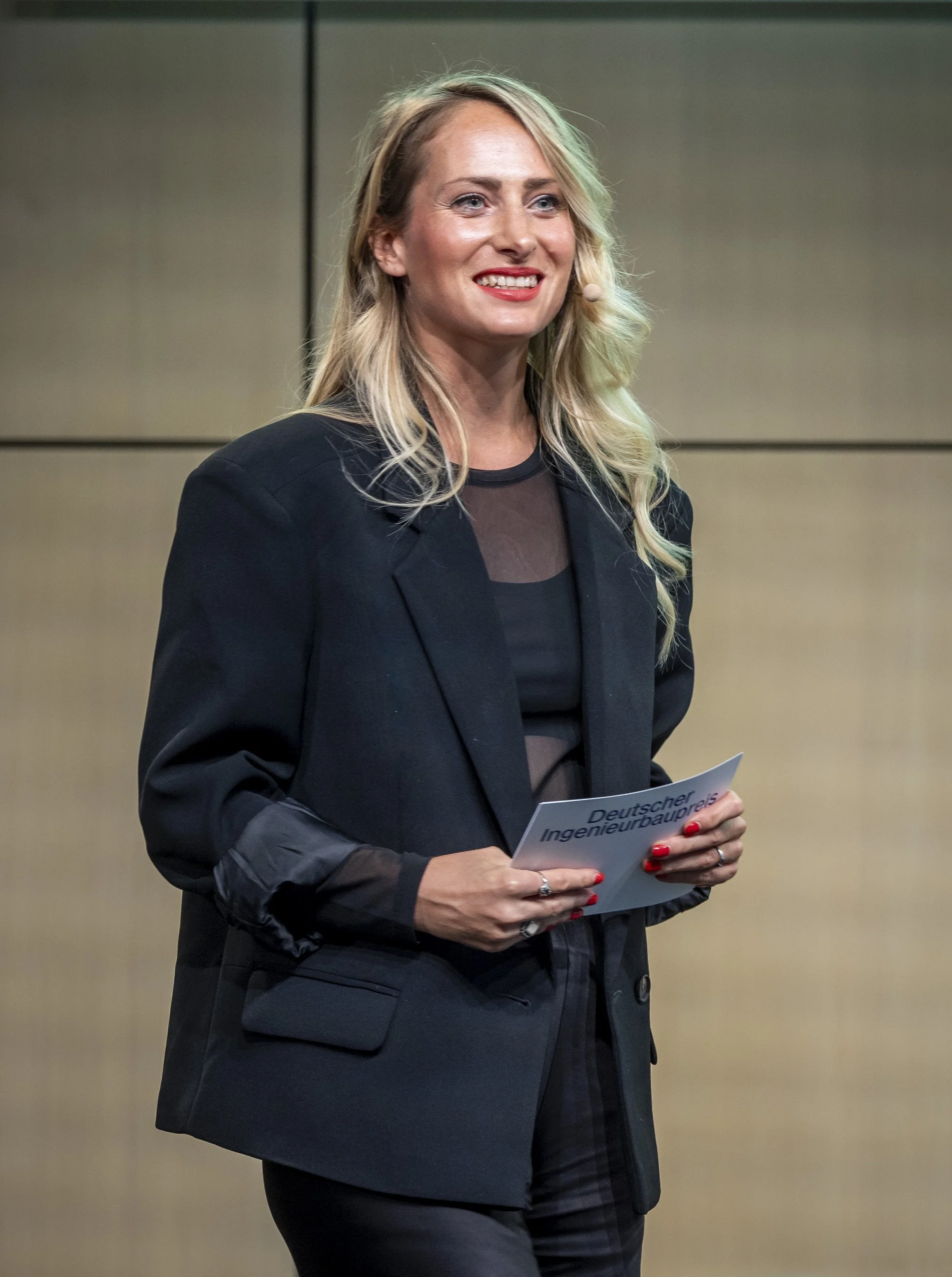 Moderatorin Katharina Aguilar mit Moderationskarten beim Deutschen Ingenieurbaupreis 2026 in Berlin