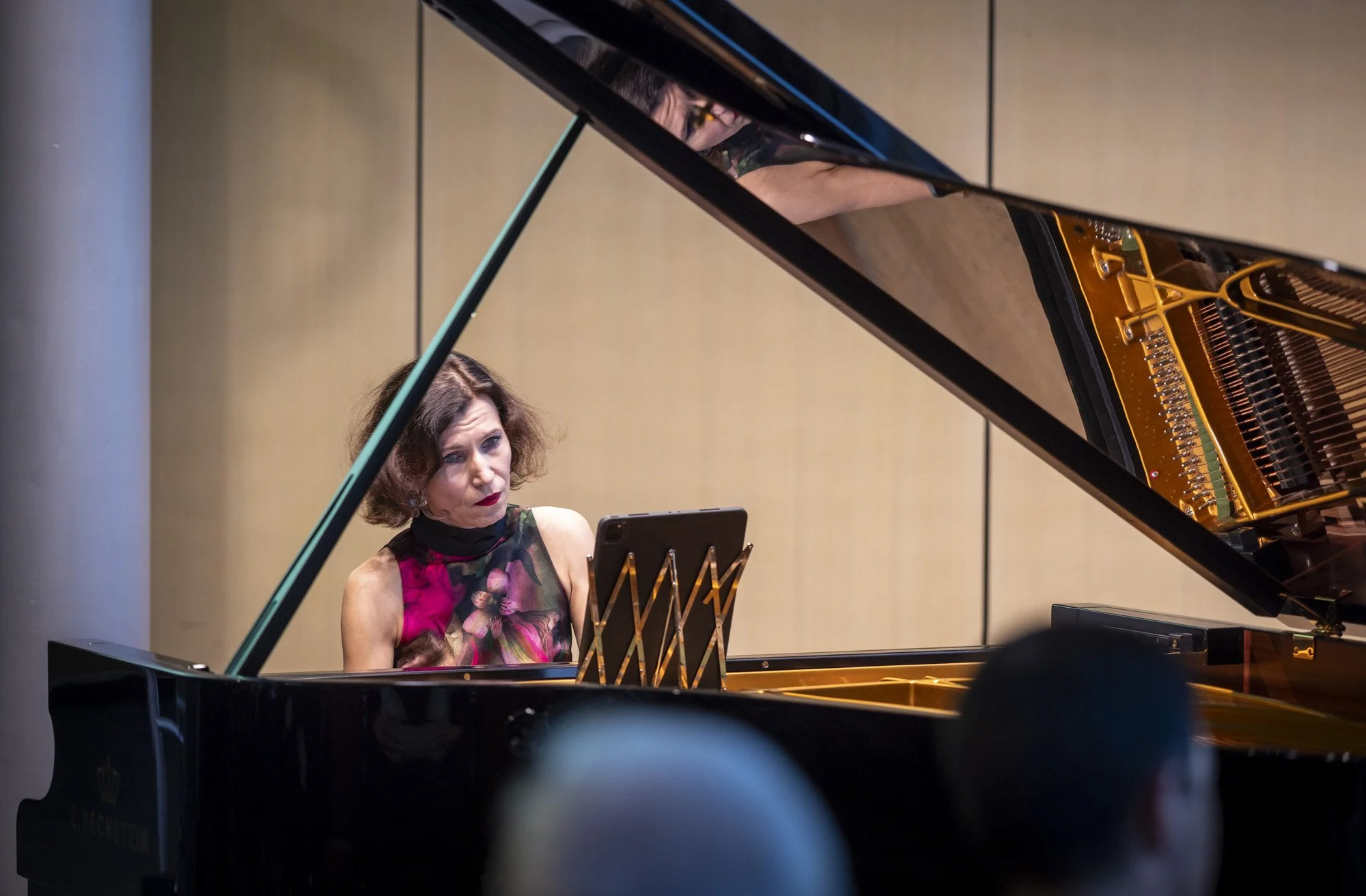 Pianistin Karla Haltenwanger spielt am offenen Konzertflügel auf der Bühne des Festakts