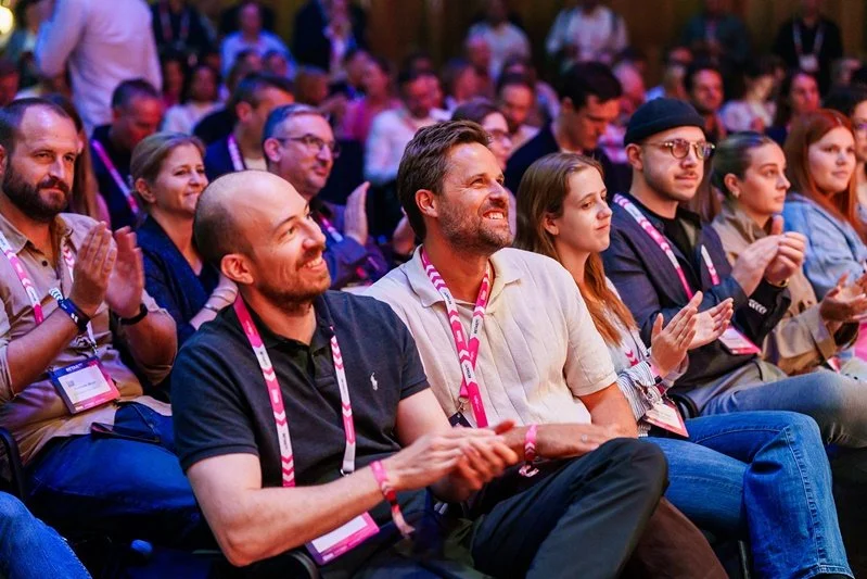 Applaudierendes Publikum mit Konferenzbändern bei der Retail-Tech-Konferenz RetailNXT in Bad Vilbel