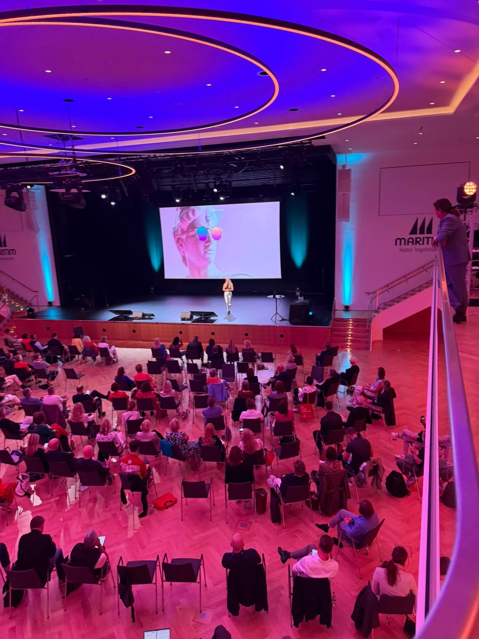 Saal im Maritim Hotel Ingolstadt mit Publikum der GSA Convention 2026 und Katharina Aguilar auf der Bühne