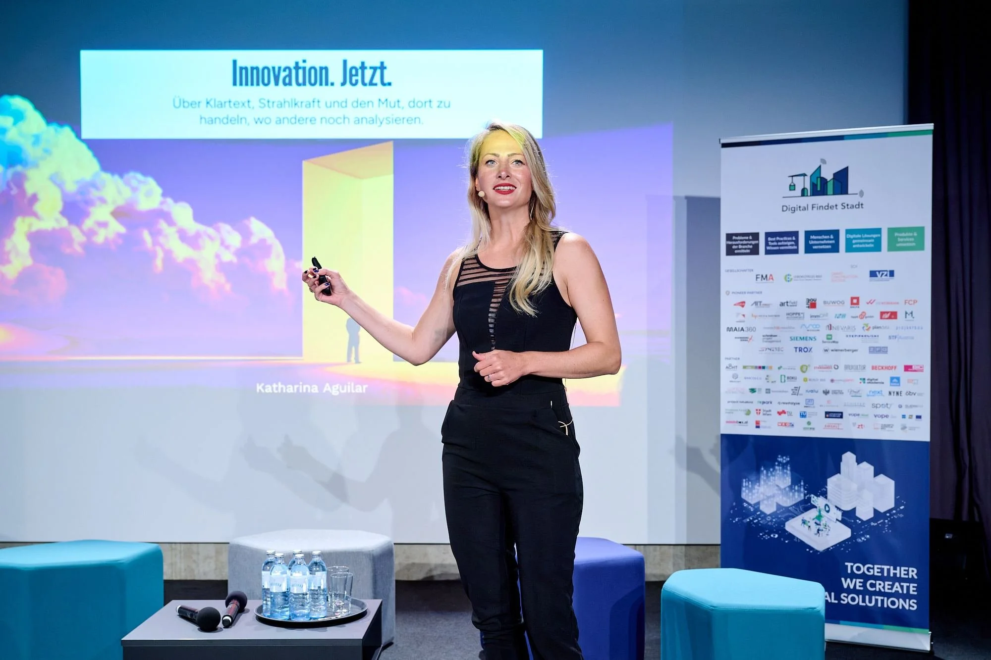 Katharina Aguilar eröffnet als Keynote Speakerin Bauindustrie den Innovationskongress Digitales Bauen im CAPE10 in Wien vor der Titelfolie „Innovation. Jetzt.“