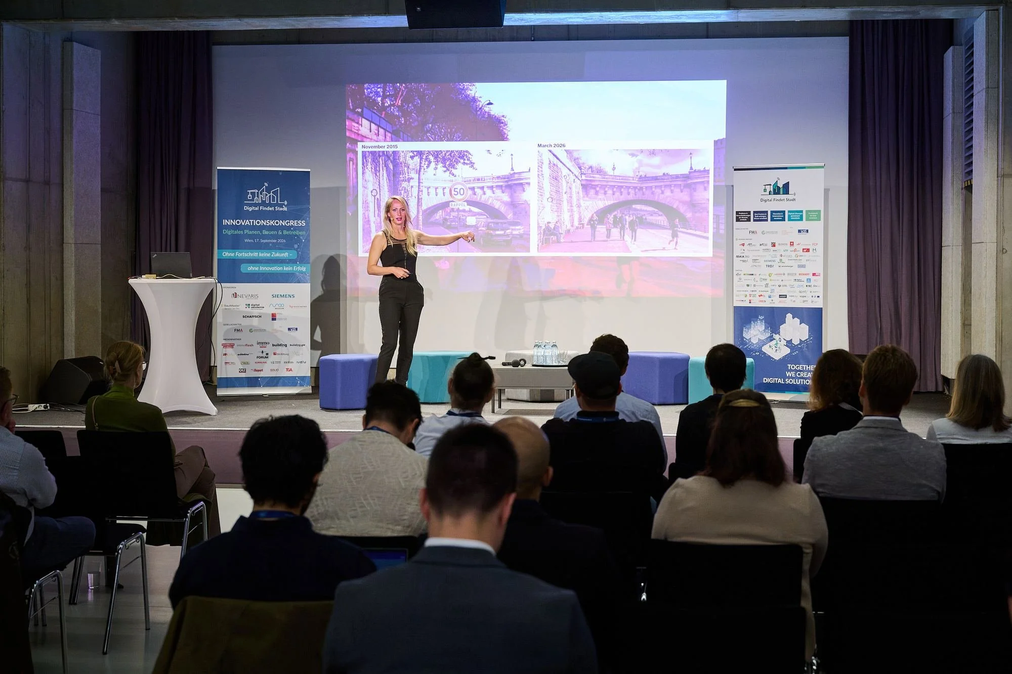 Gut besetzter Saal im CAPE10 Wien während der Keynote zur Zukunft der Bauwirtschaft