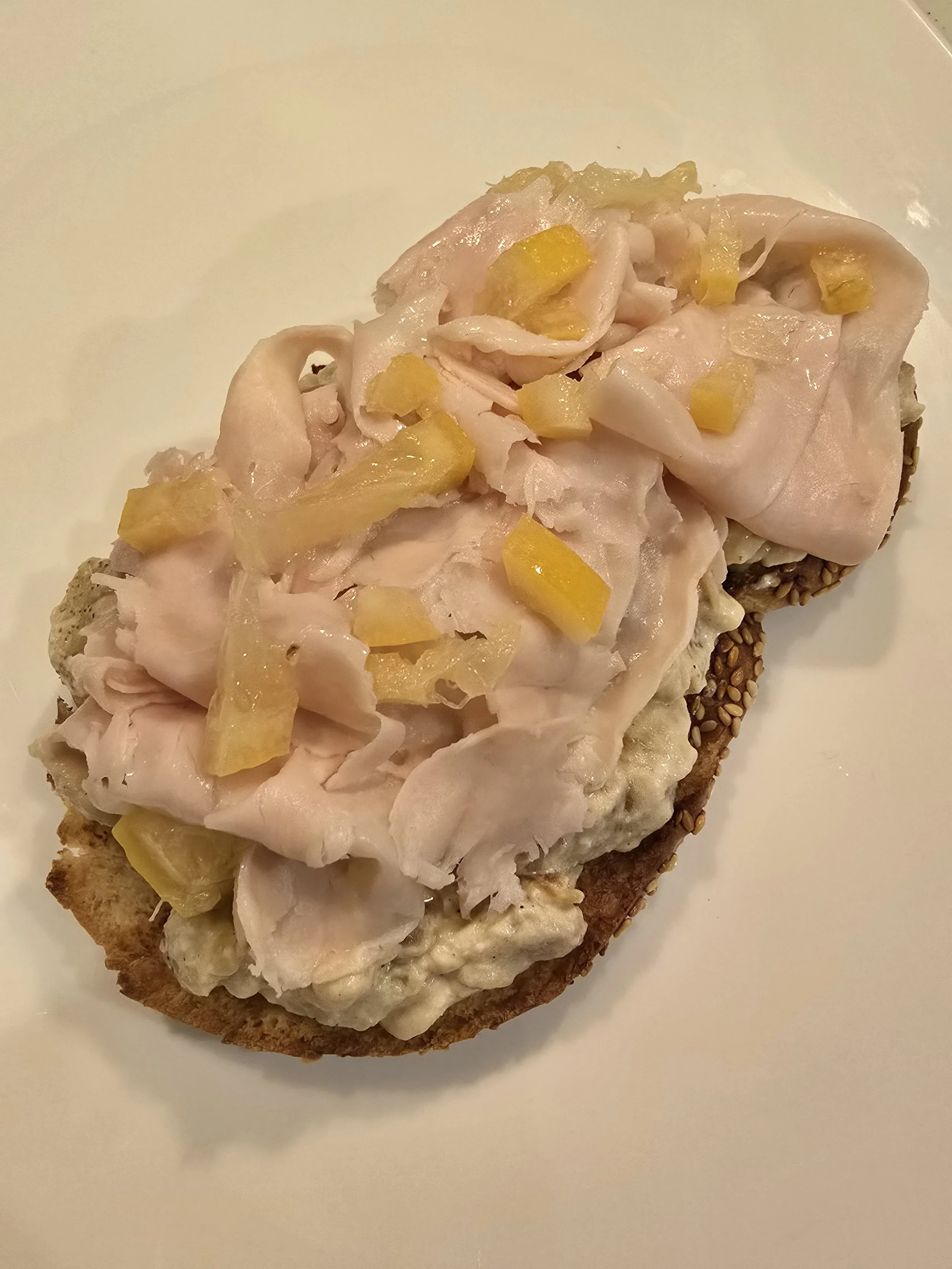 Toast de berenjena machacada y limones en conserva