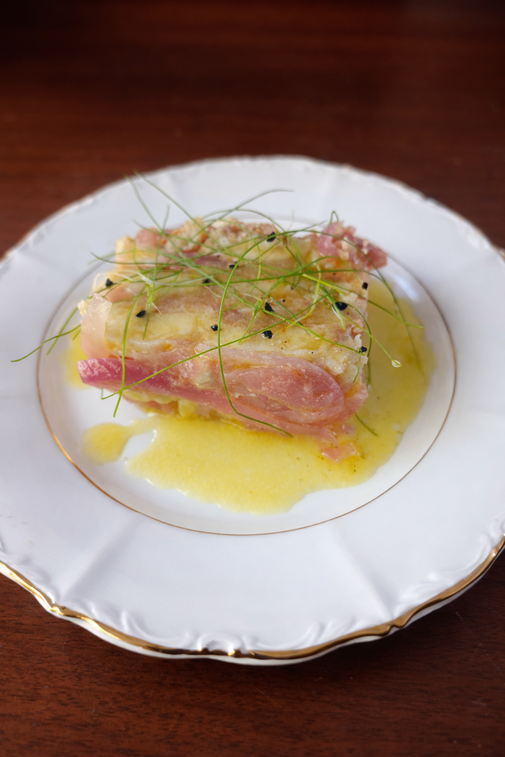 Terrine gourmande avec sauce dorée.png