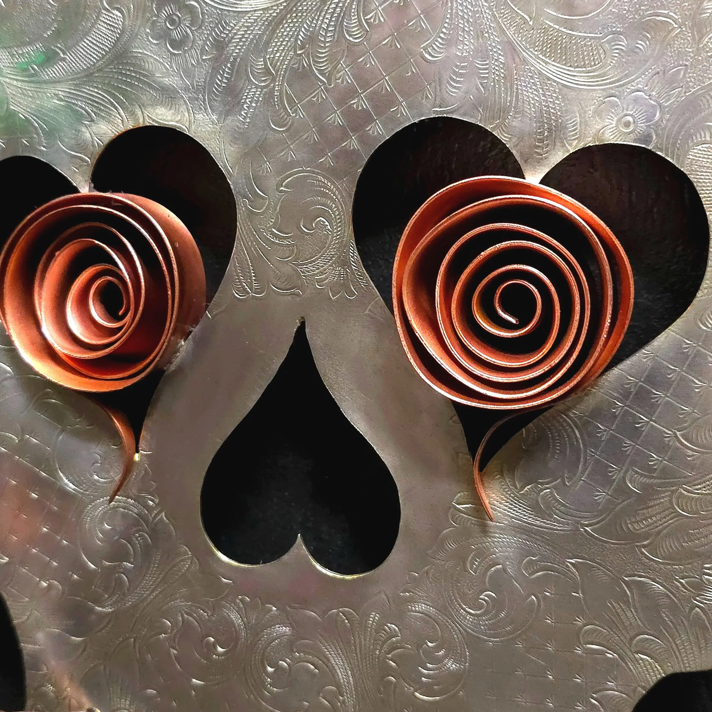 comedy-silver-sugar-skull-with-rose-top-close