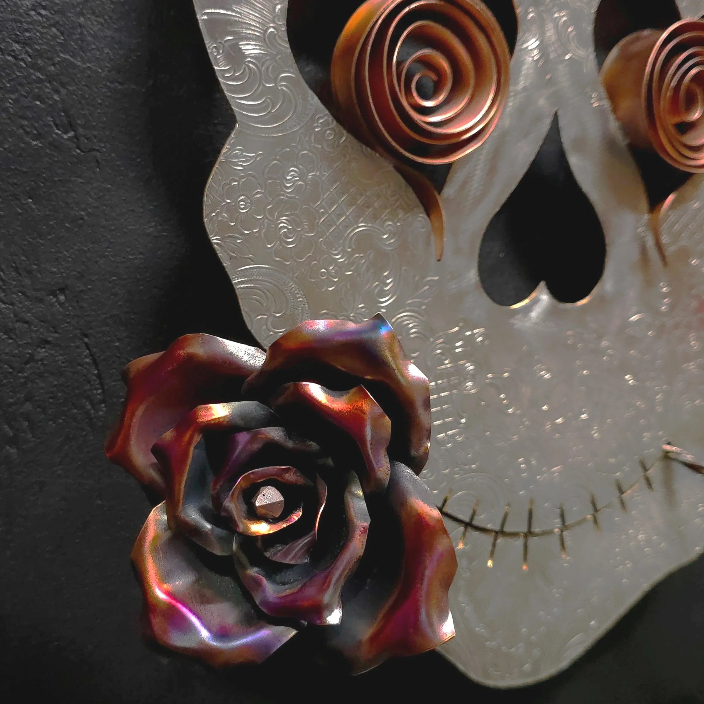 comedy-silver-sugar-skull-with-rose-left-close