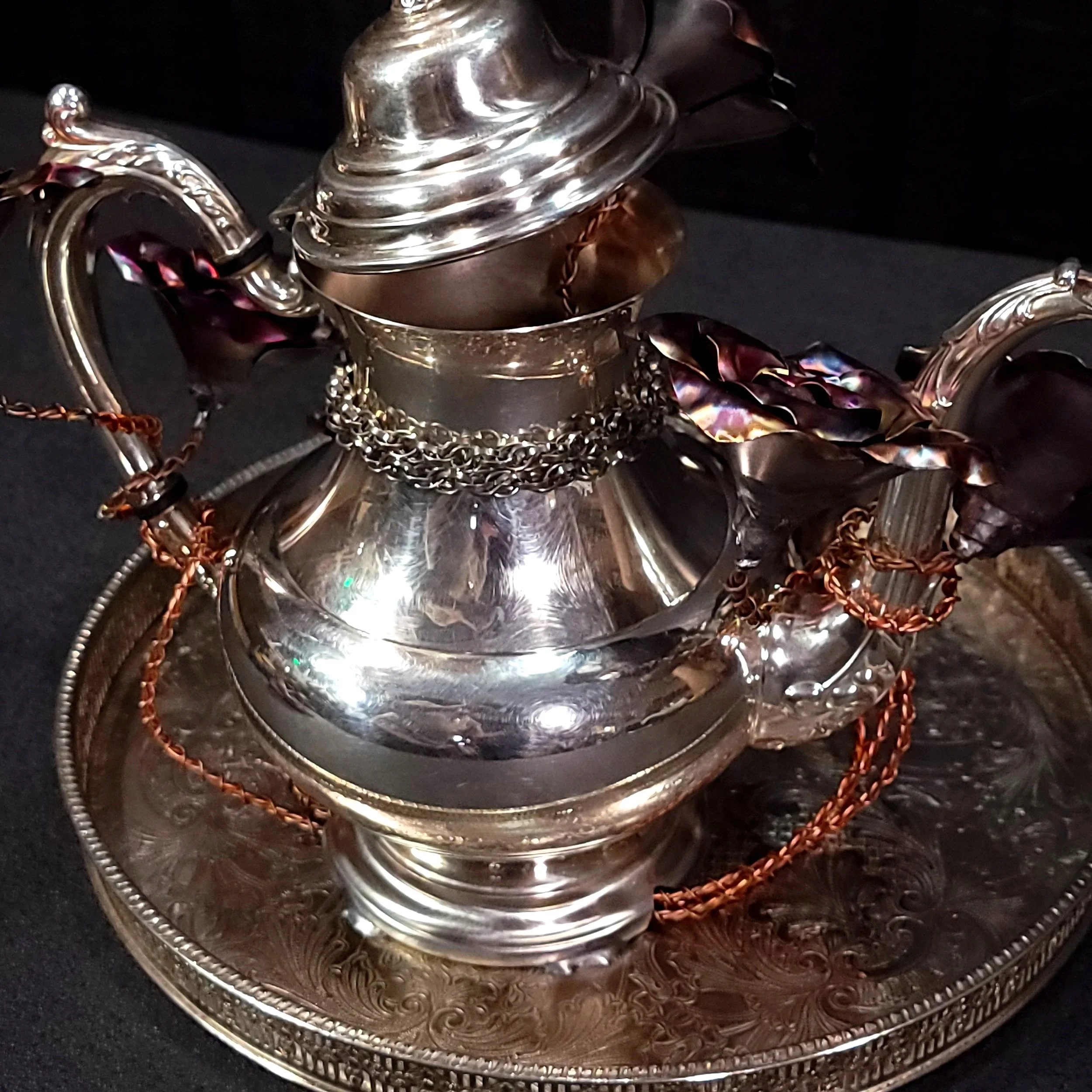 wonderland-seven-rose-whimsical-teapot-bouquet-rear-view