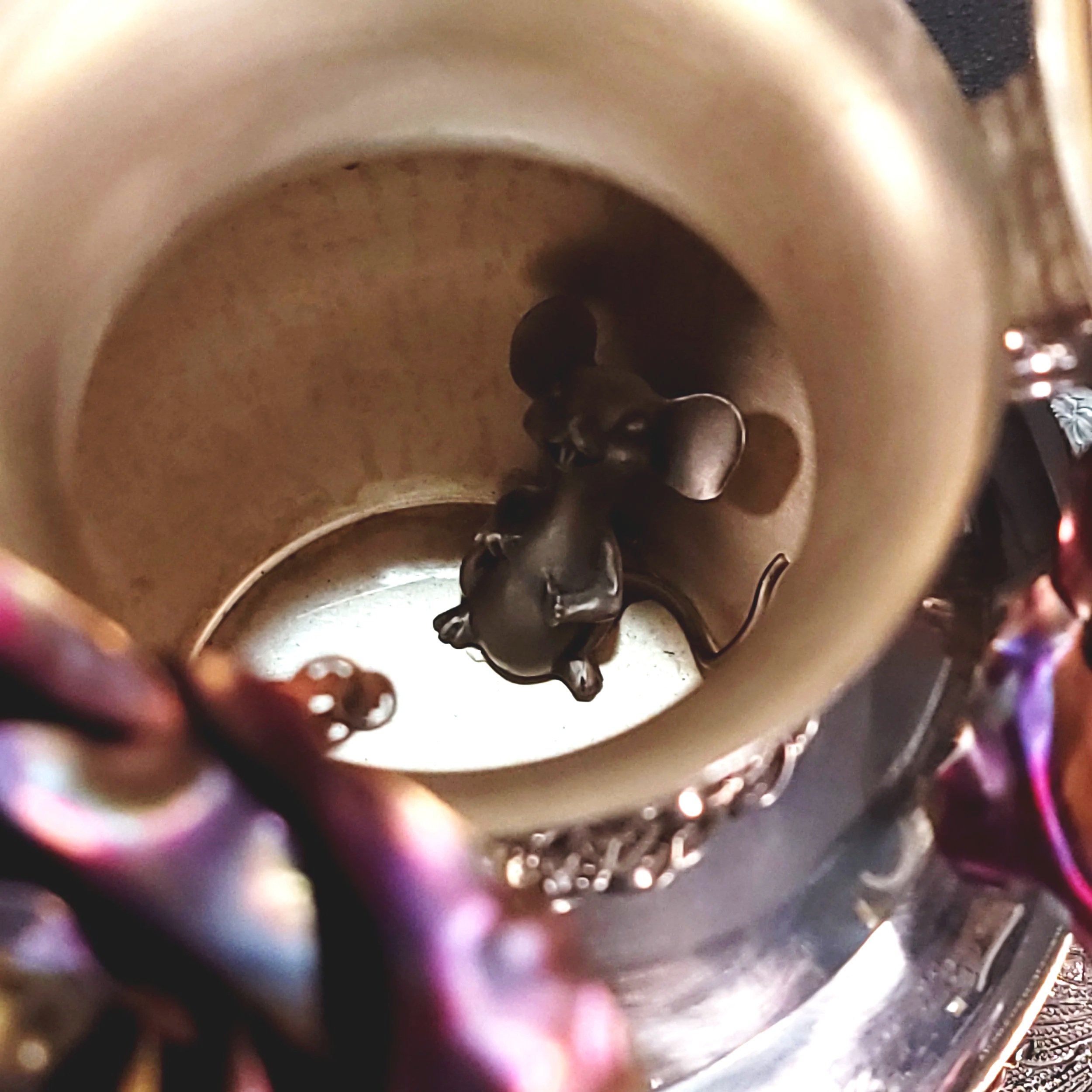 wonderland-seven-rose-whimsical-teapot-bouquet-secret-mouse