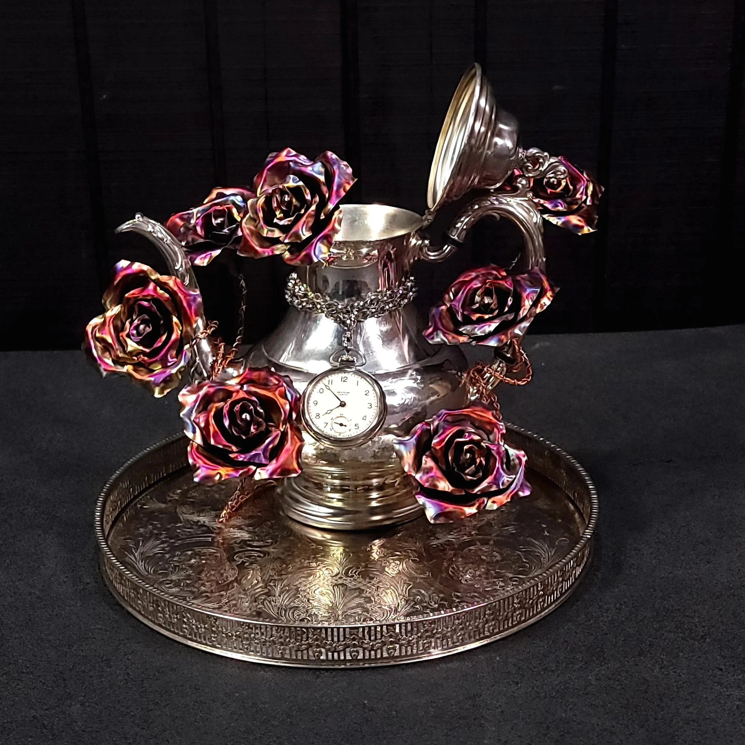 wonderland-seven-rose-teapot-bouquet-front-lid-open