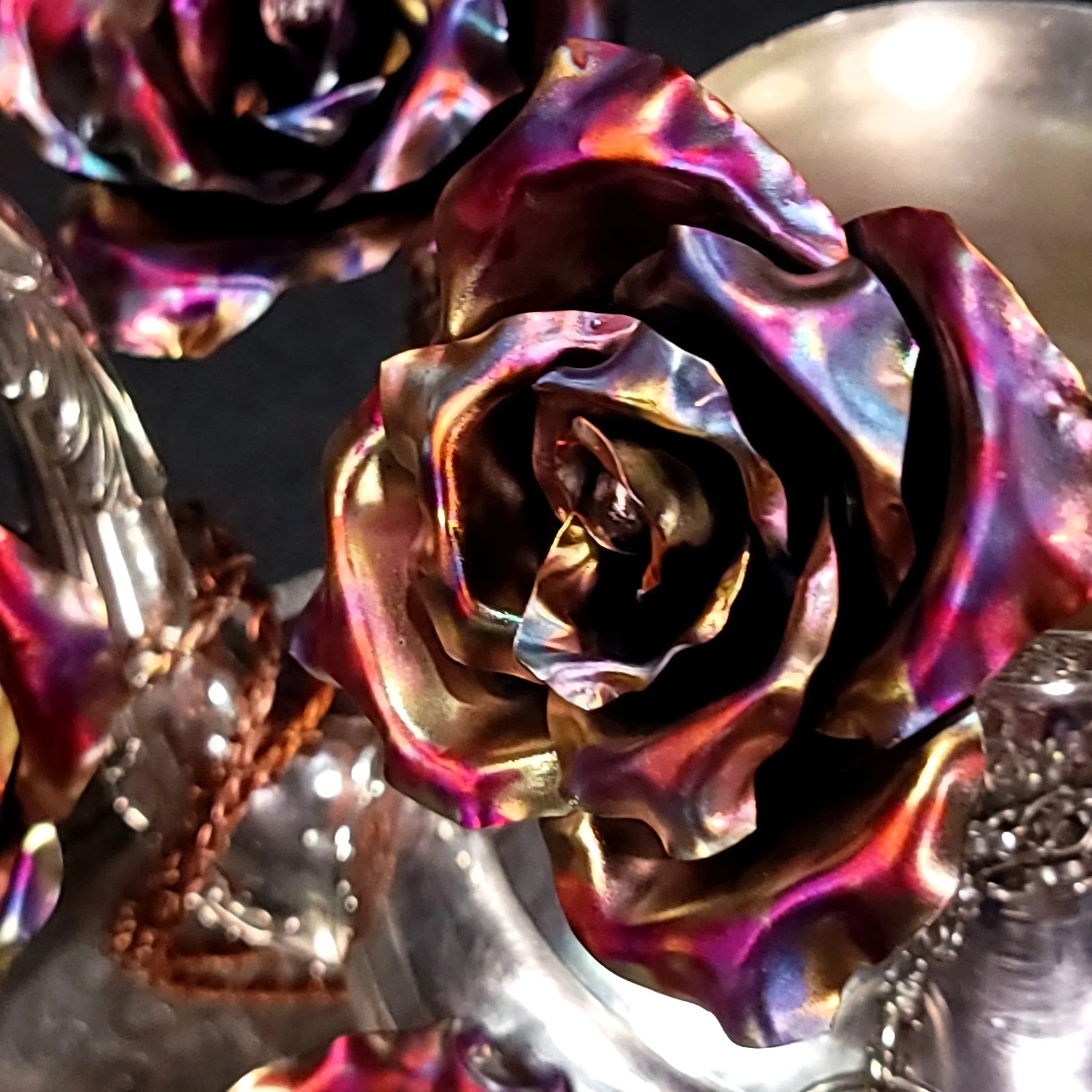 wonderland-seven-rose-whimsical-teapot-bouquet-rose-close-up