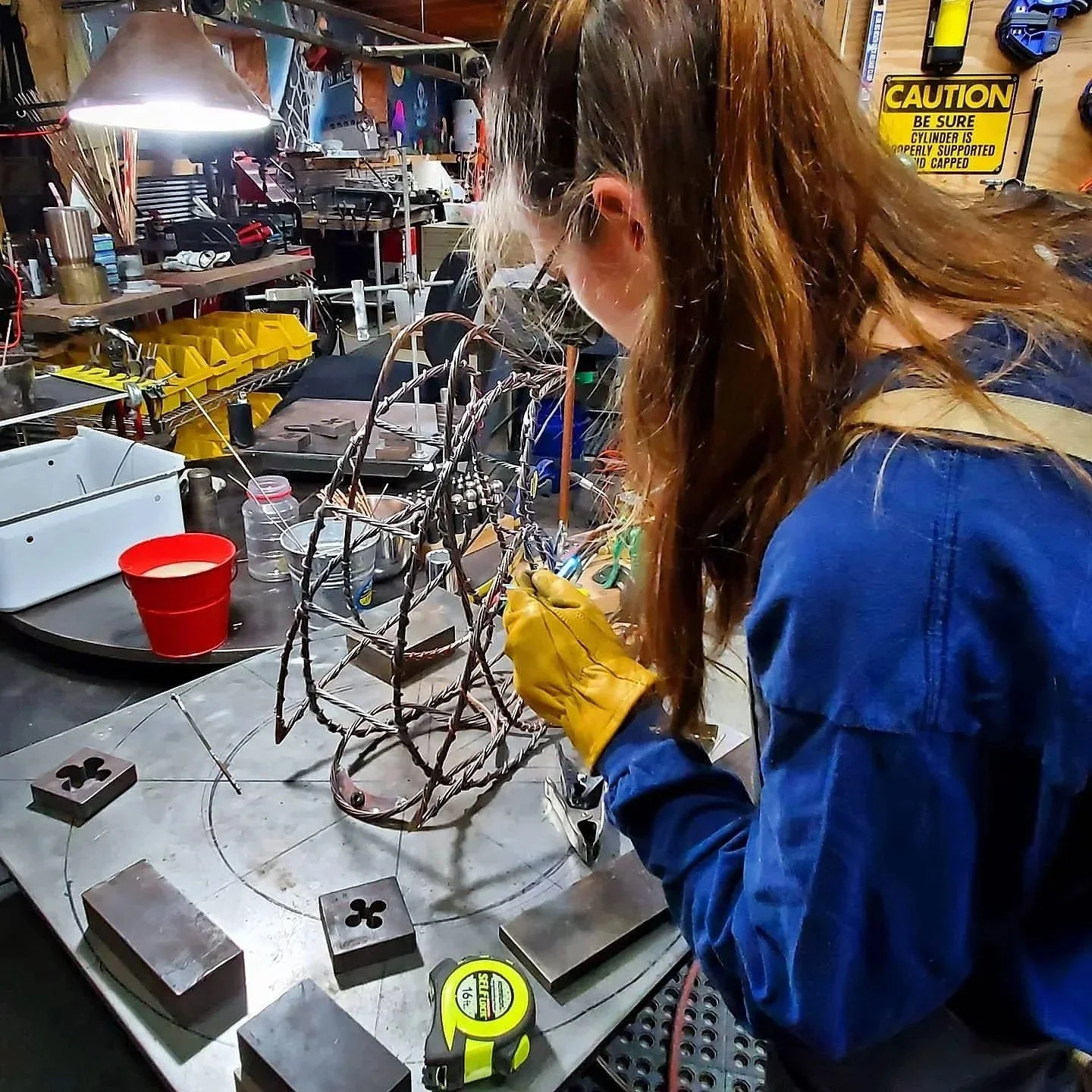 waddles-copper-wire-penguin-lamp-cierra-working