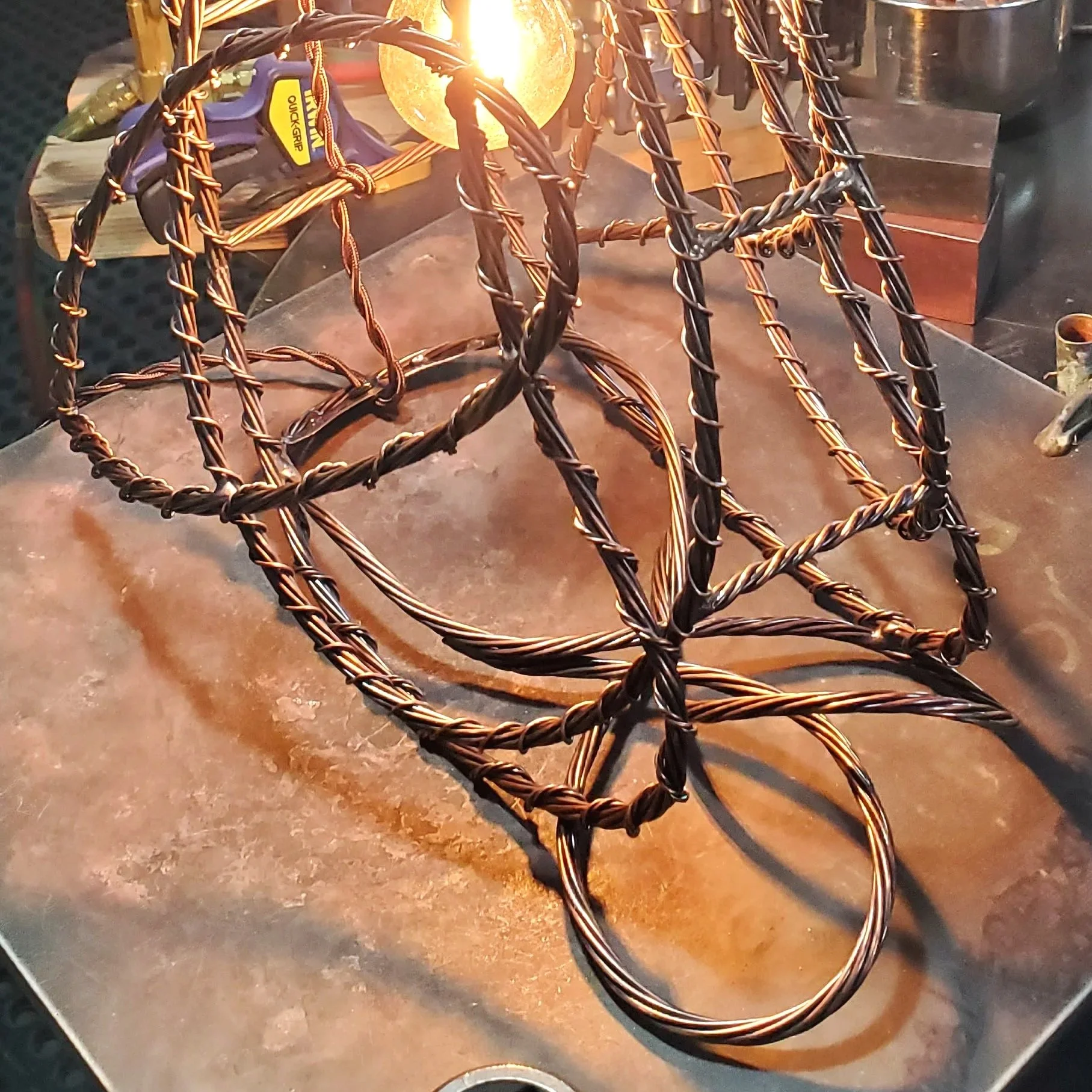 waddles-copper-wire-penguin-lamp-foot-view