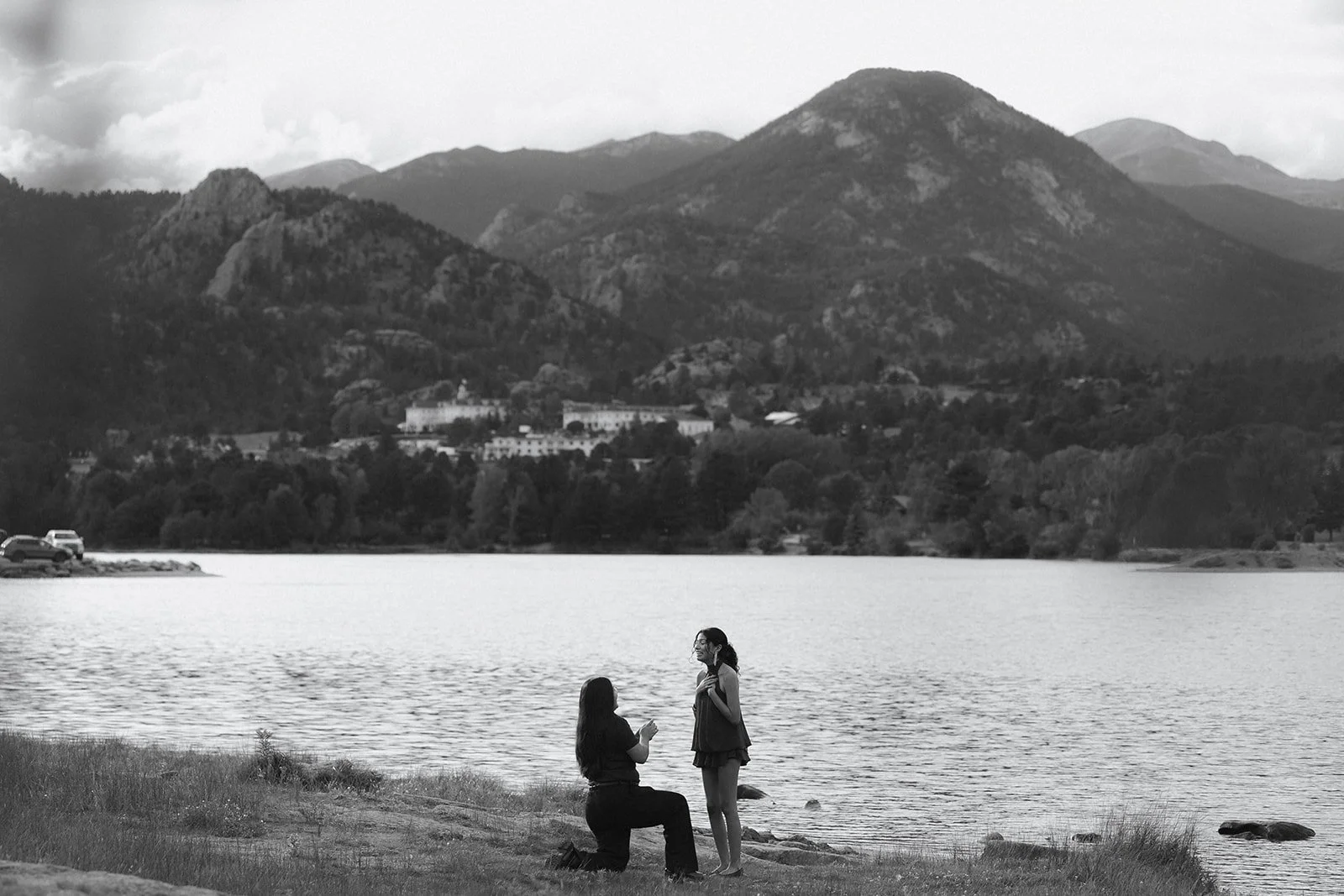 wlw proposal in Estes Park, Colorado by a lake with a beautiful Mountain View