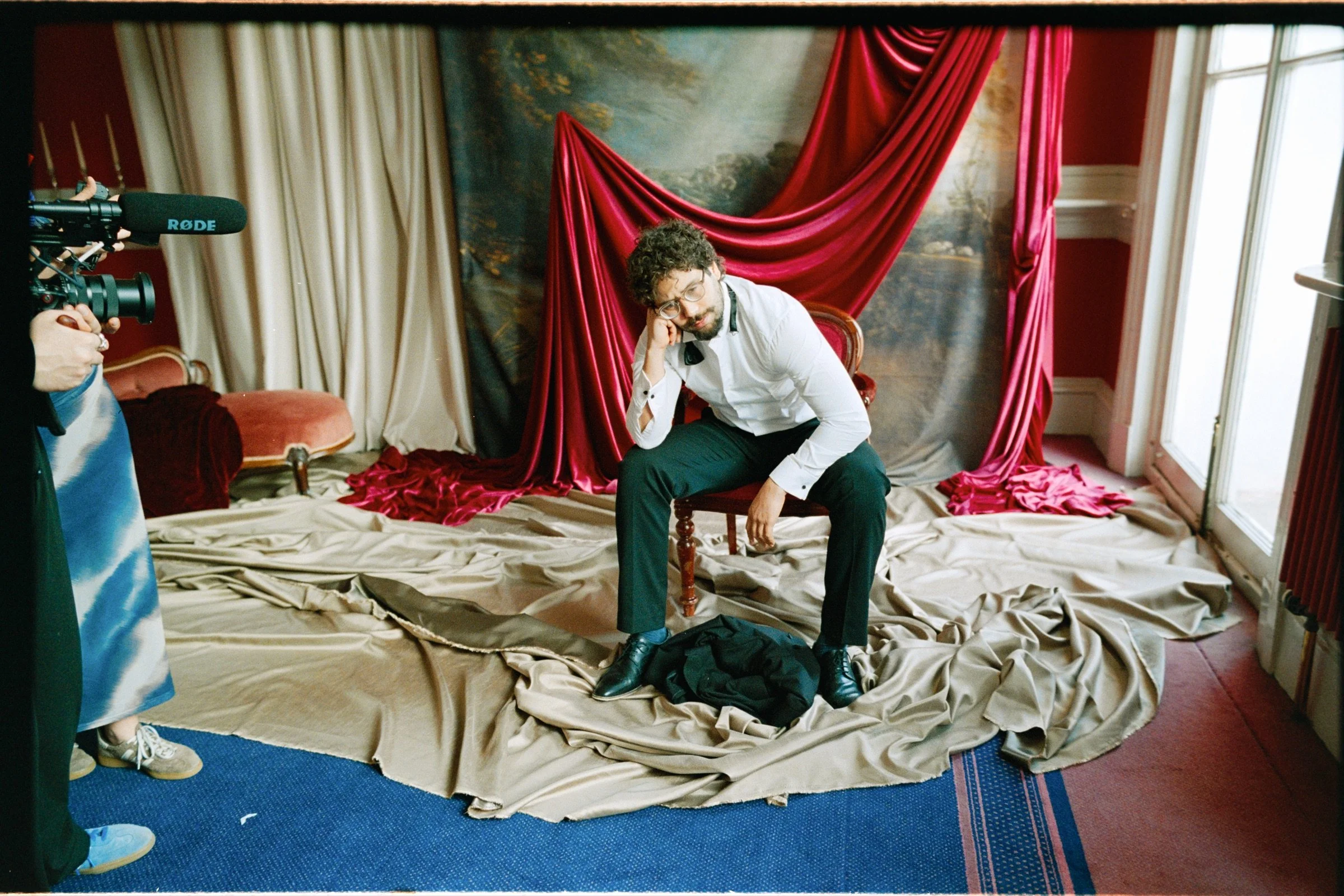 Behind-the-scenes photograph of a photographer directing a theatre portrait
