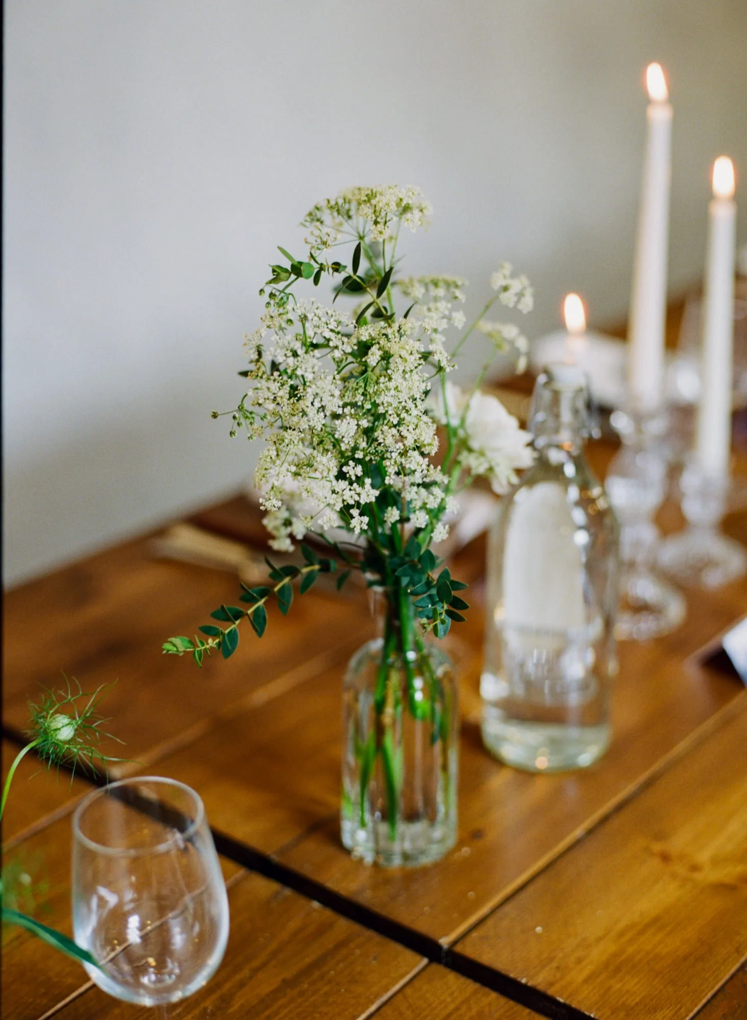 White flowers decorating the dinner tables