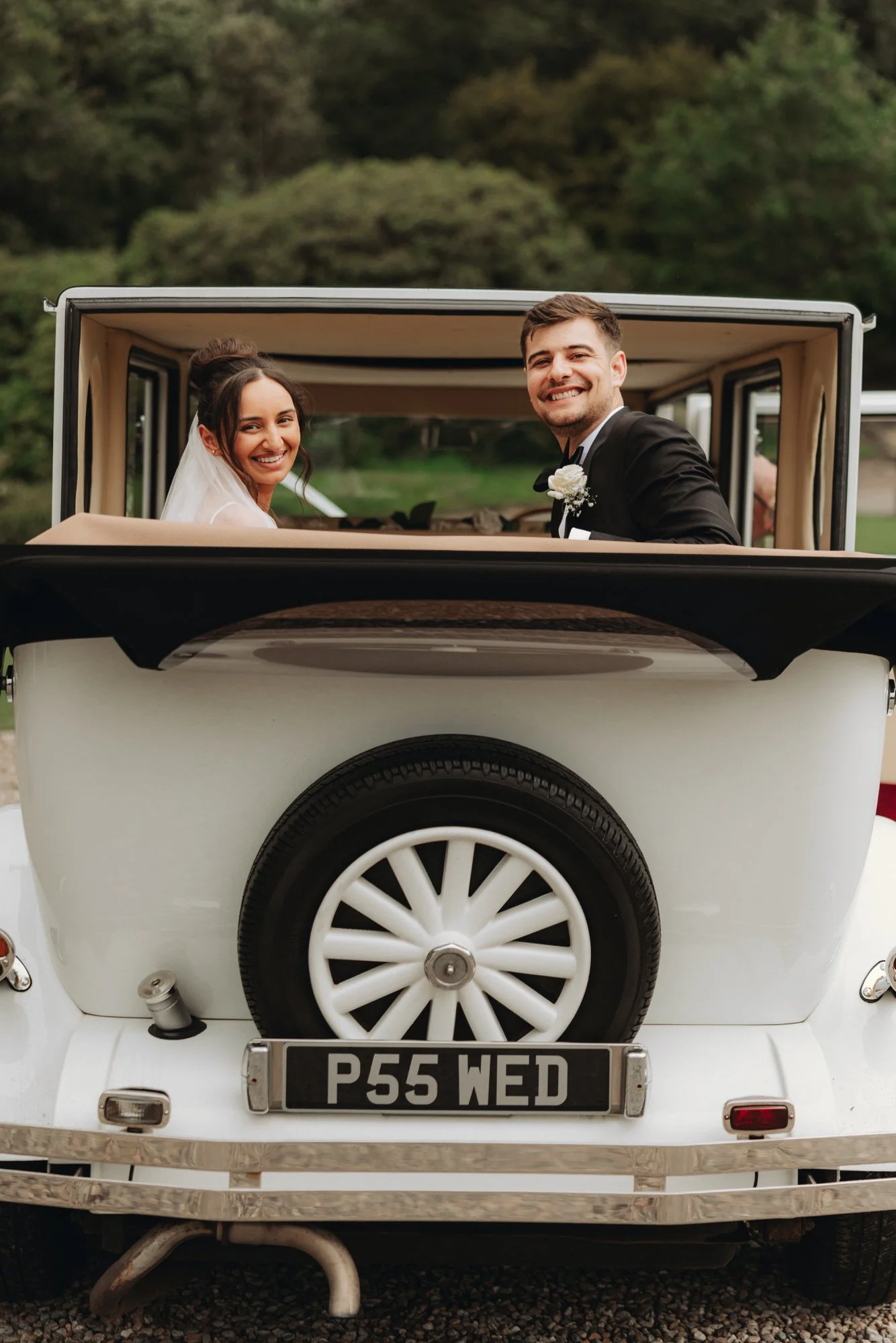 Caterina and Jonathan sitting in their wedding car