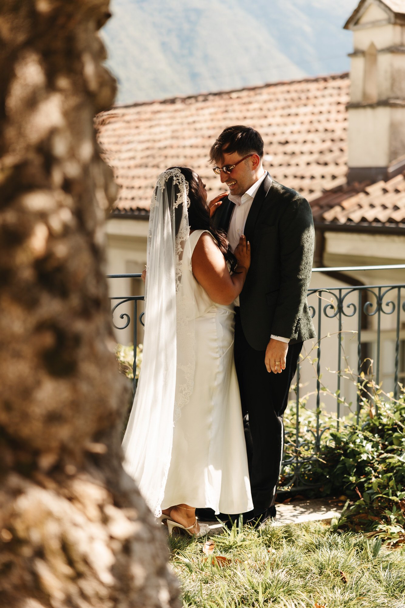 Velia and Dan together beside a tree in the hotel gardens