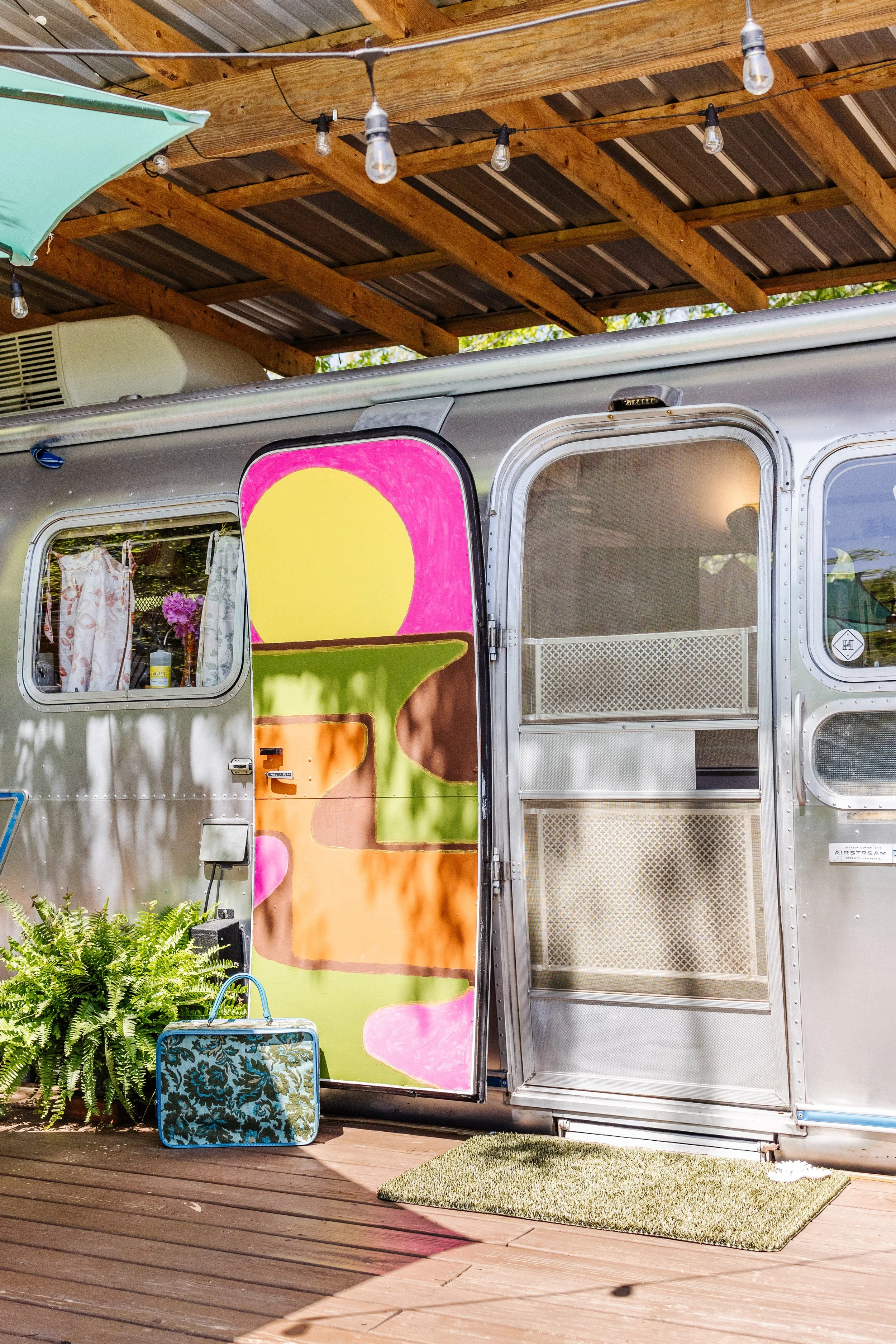 retro airstream exterior airbnb