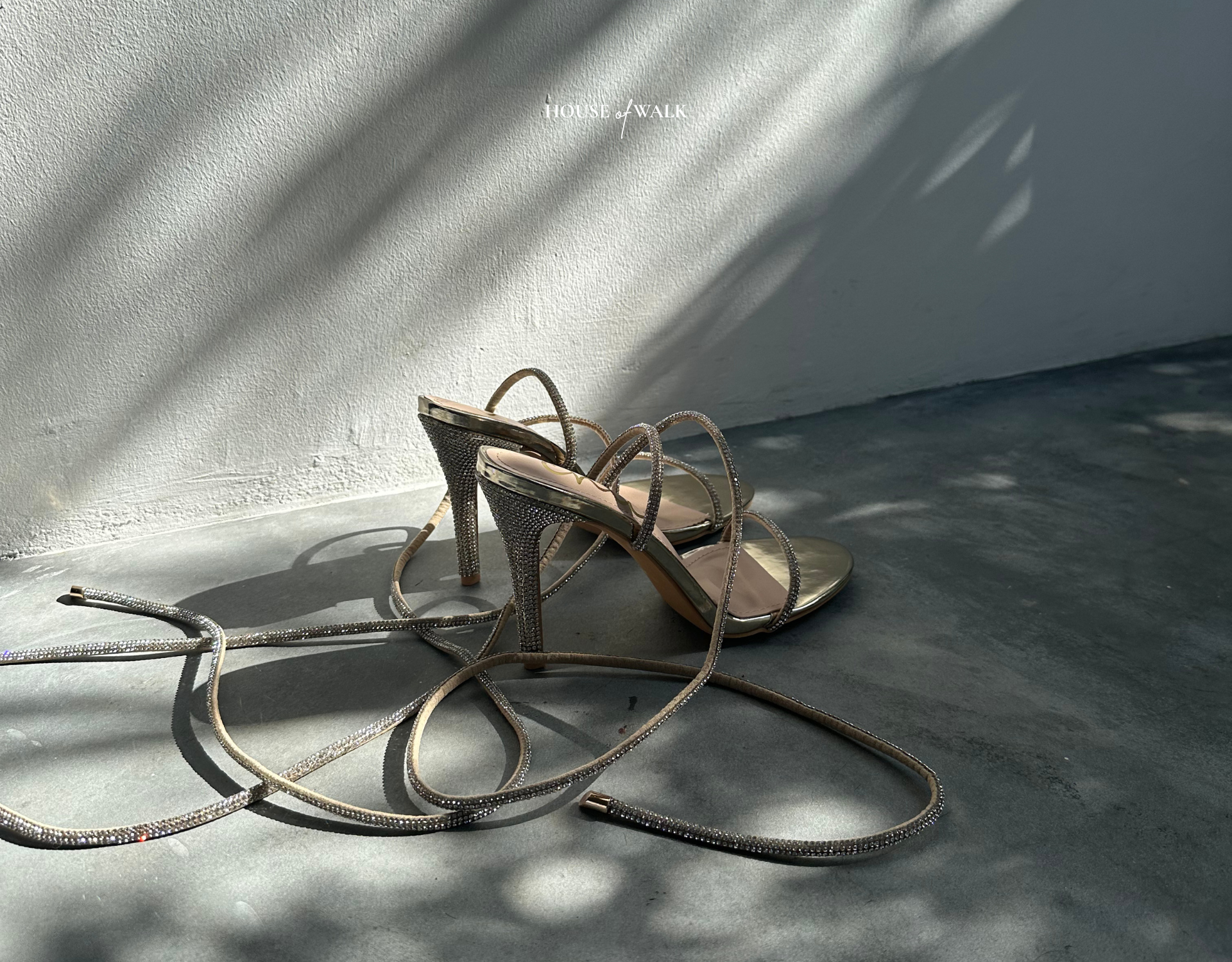 High Heels auf grauem Steinboden