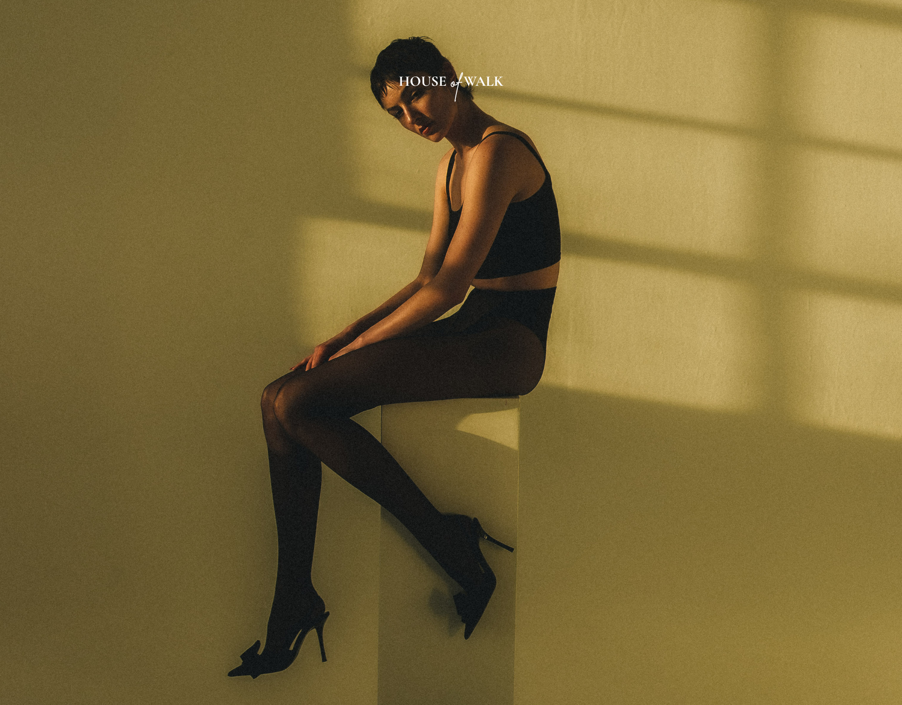 House of Walk Posing im sitzen