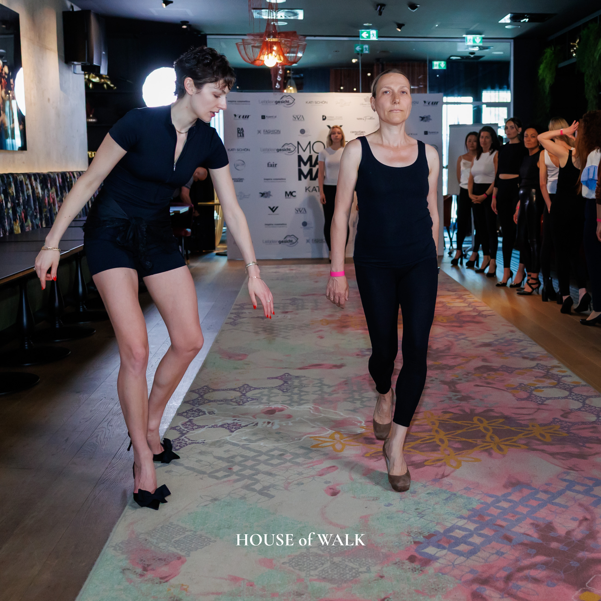 Catwalk Coaching in Action mit Coach und Teilnehmerin im Bild