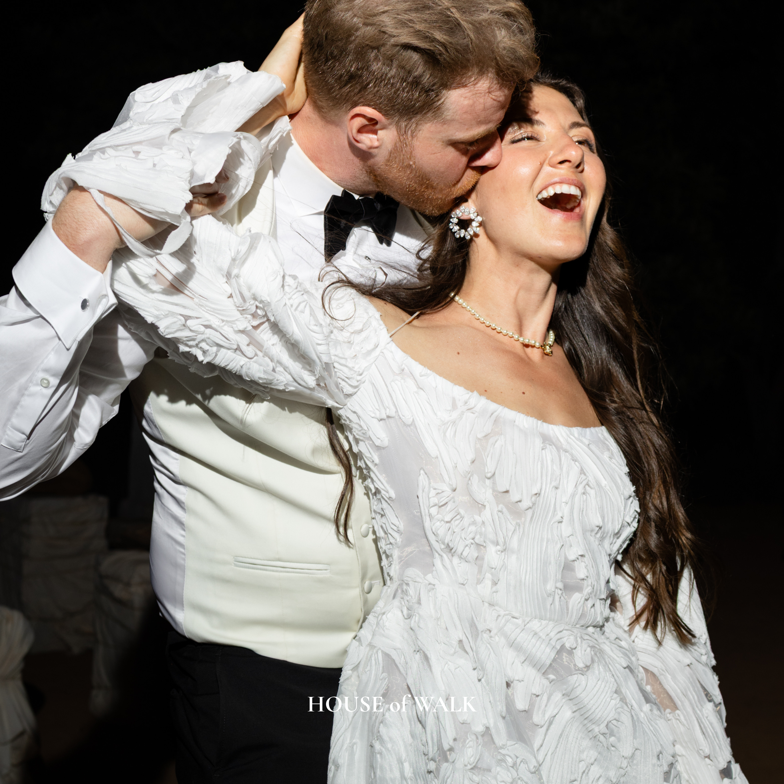 Hochzeitspaar während des Eröffnungstanzes