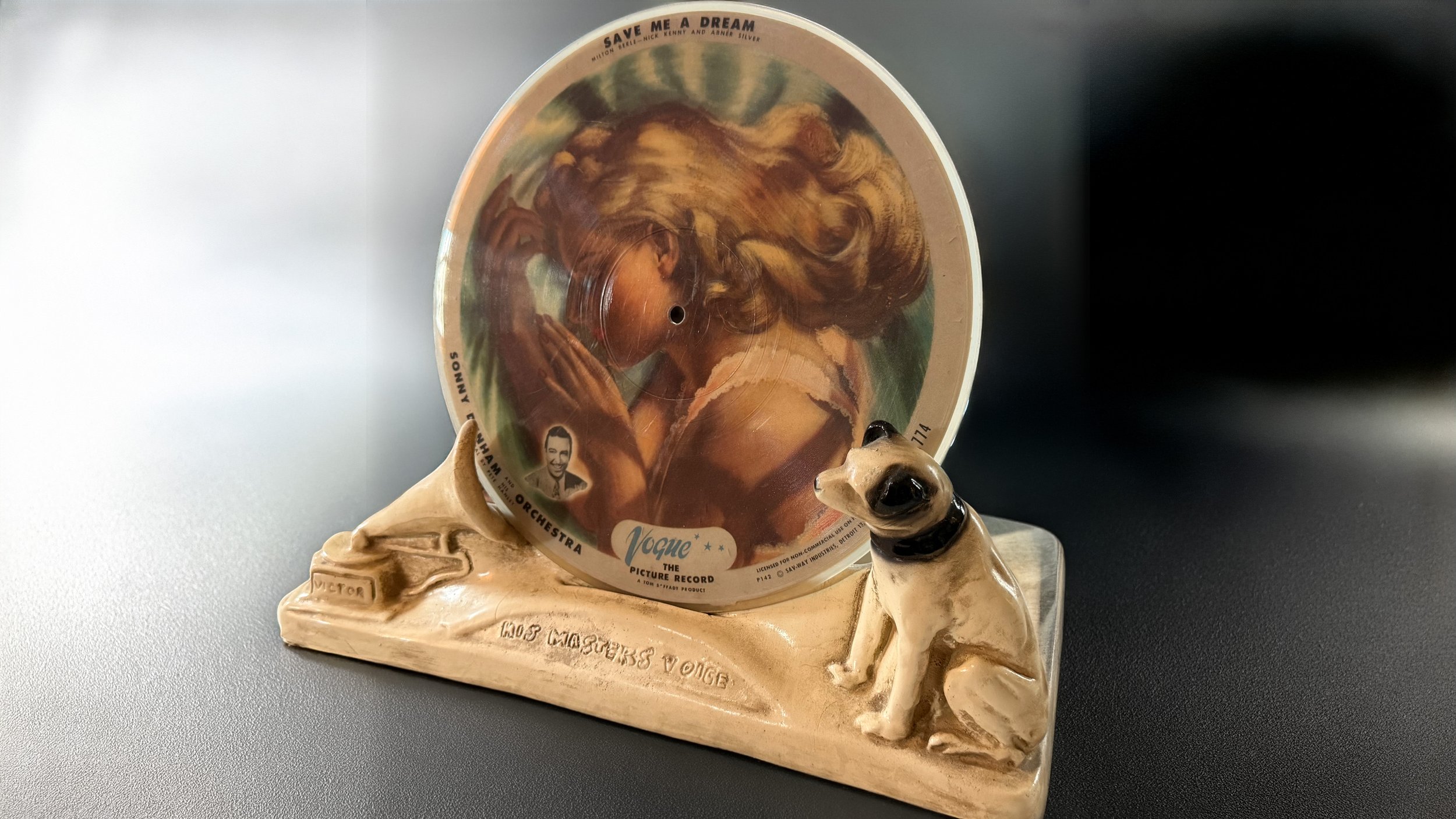 Vogue Picture Record R774 — Sonny Dunham (1946), with Nipper Display Stand