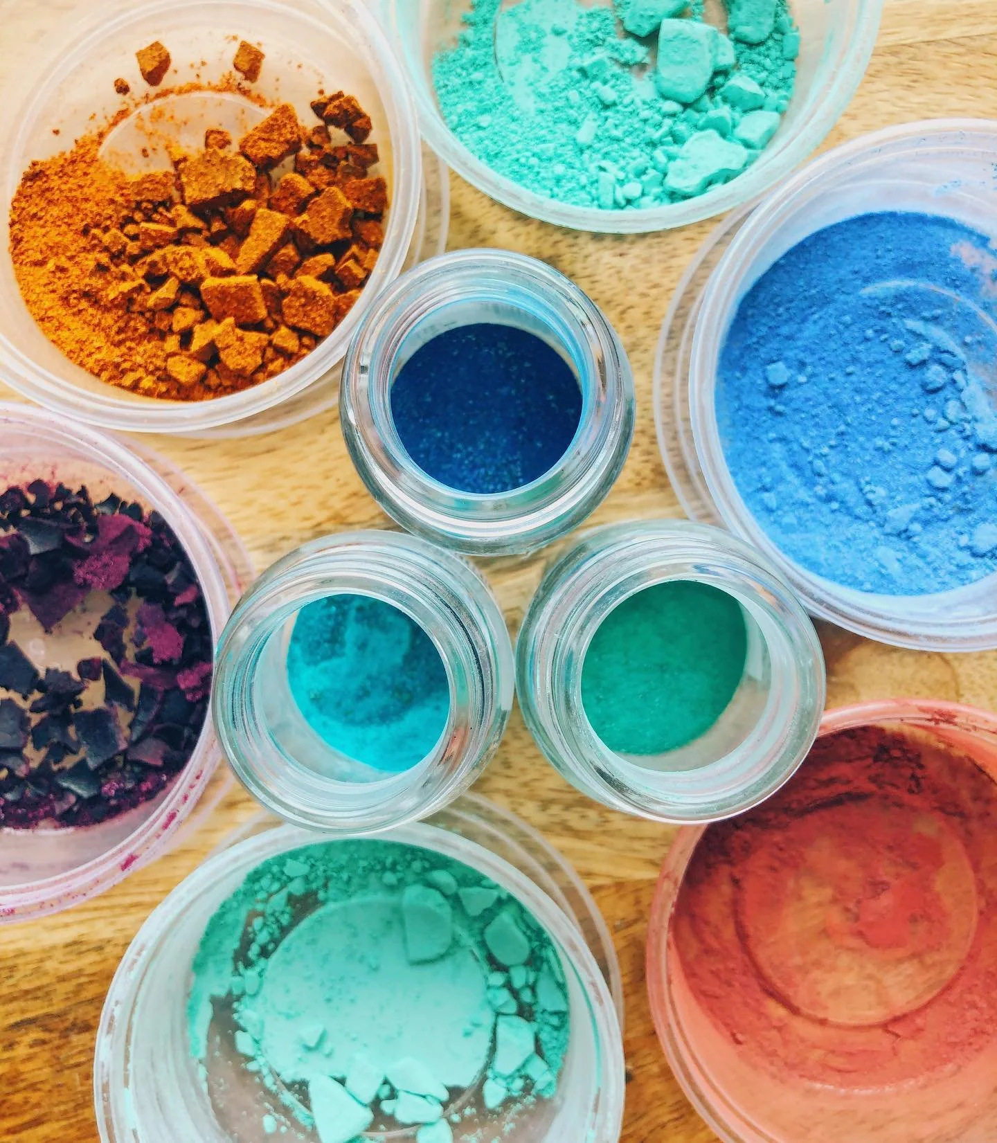 In week 2 of my art vacation, I learned to make natural pigments! Outer circle from top - clockwise: malachite (light), lapis lazuli (most time consuming pigment to make, worth more than gold), cinnabar (hella toxic, hella mercury), malachite (light)