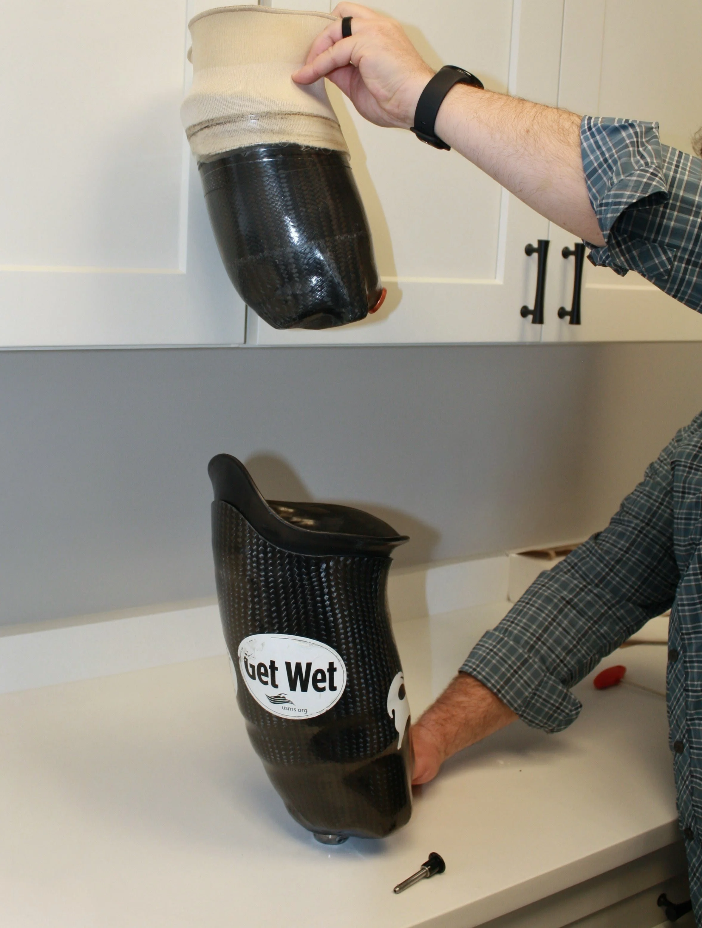 A double wall socket for a tranfemoral amputee vacuum socket made from carbon fiber and silicone