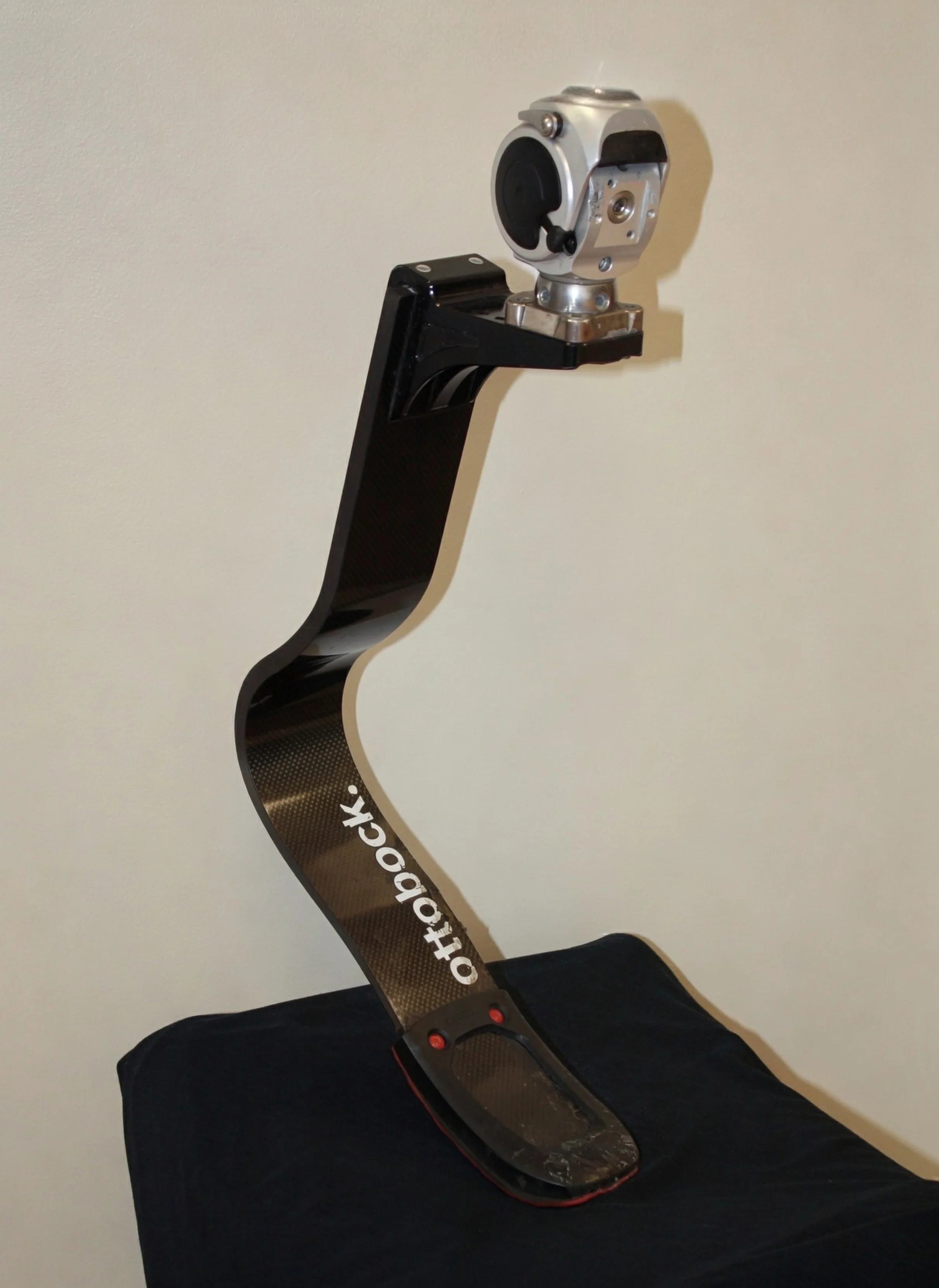 an adaptive running prosthesis with carbon fiber blade running foot and running knee with Otto Bock 3r85, waterproof prosthesis