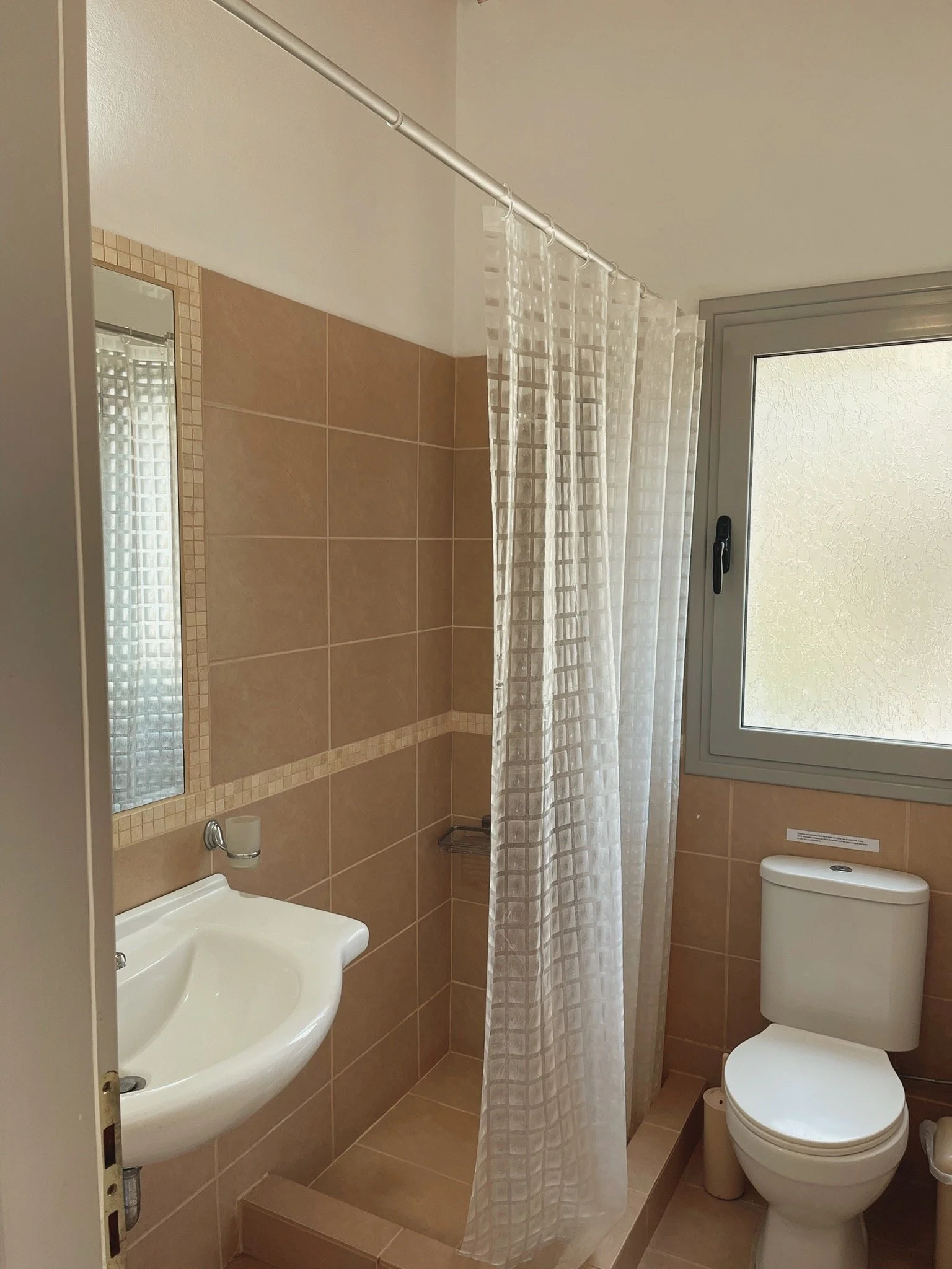 Bathroom (Off Bedroom 3)